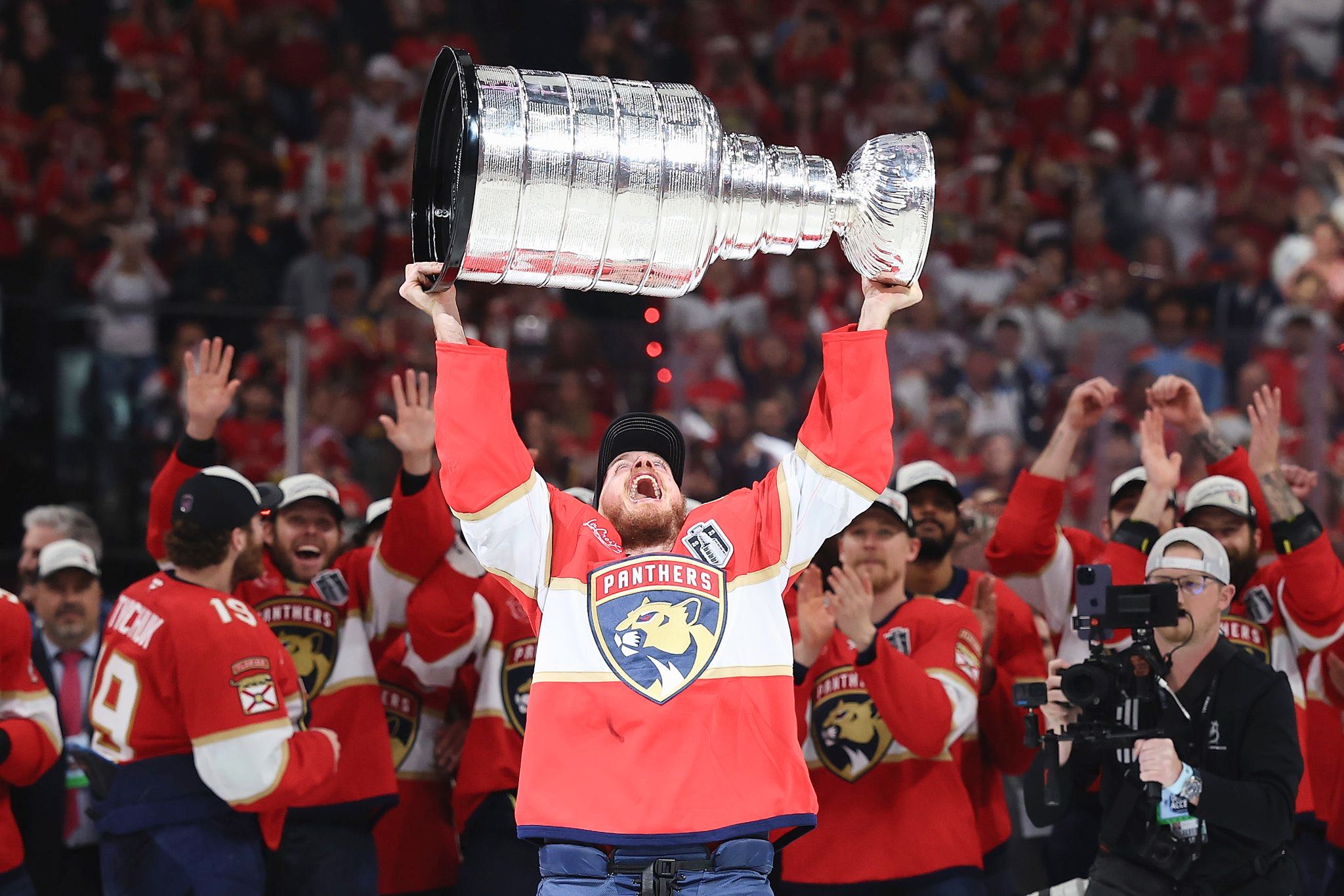 Le défenseur Nate Schmidt brandissant la coupe Stanley.