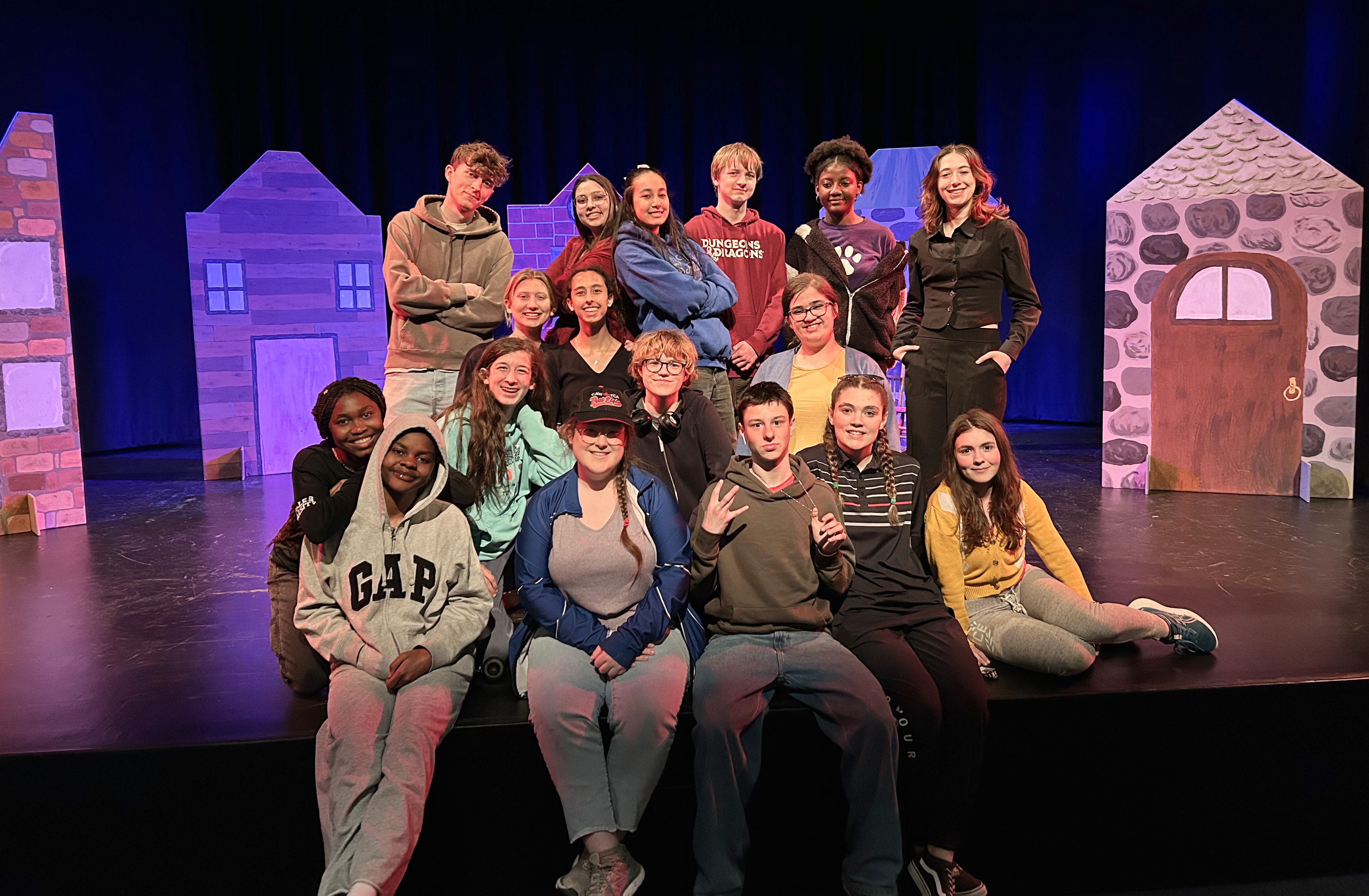 La troupe secondaire du Collège Louis-Riel au FTJ 2025.