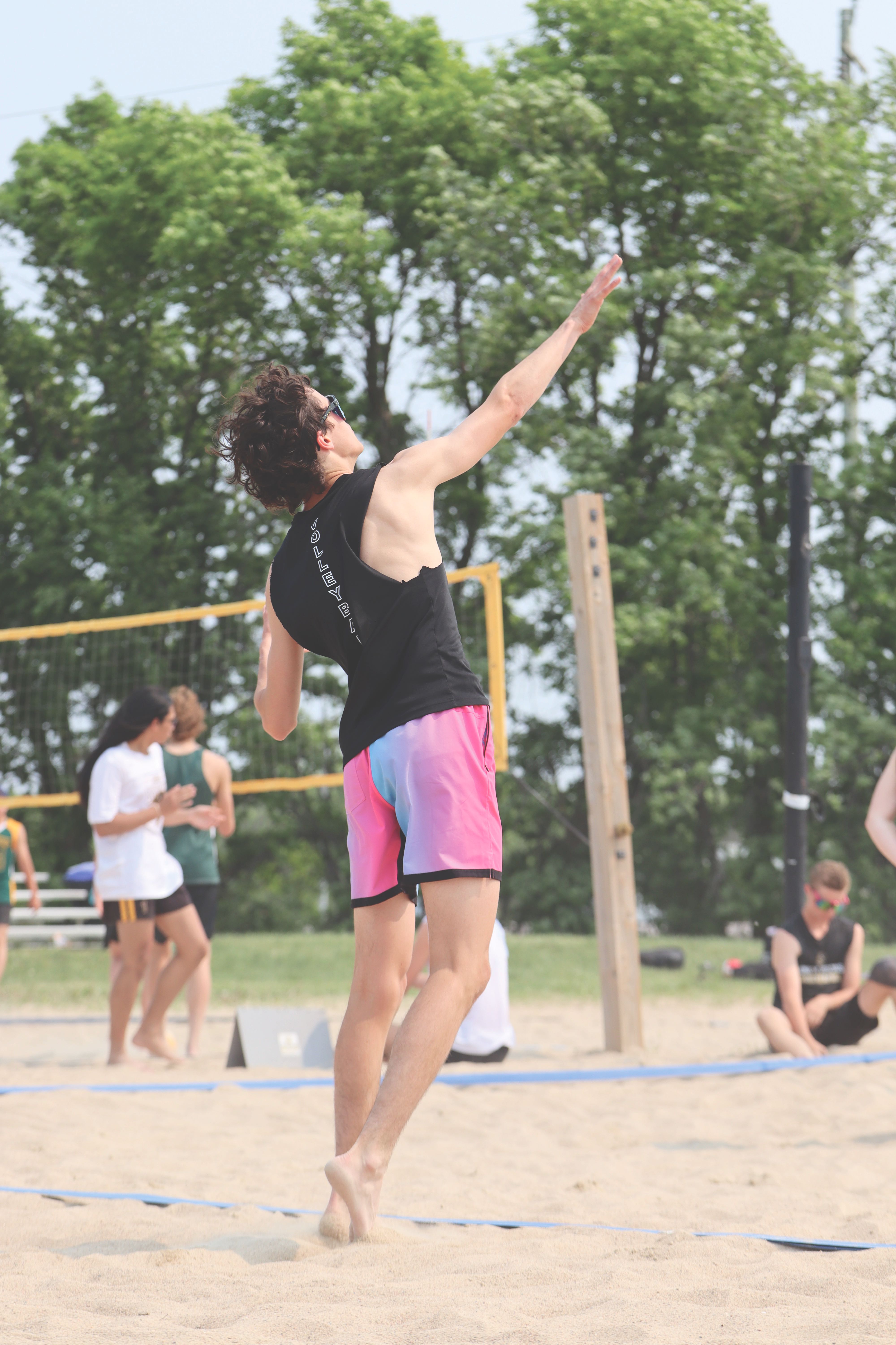 Colin Vermette, en train de jouer au volleyball de
plage.