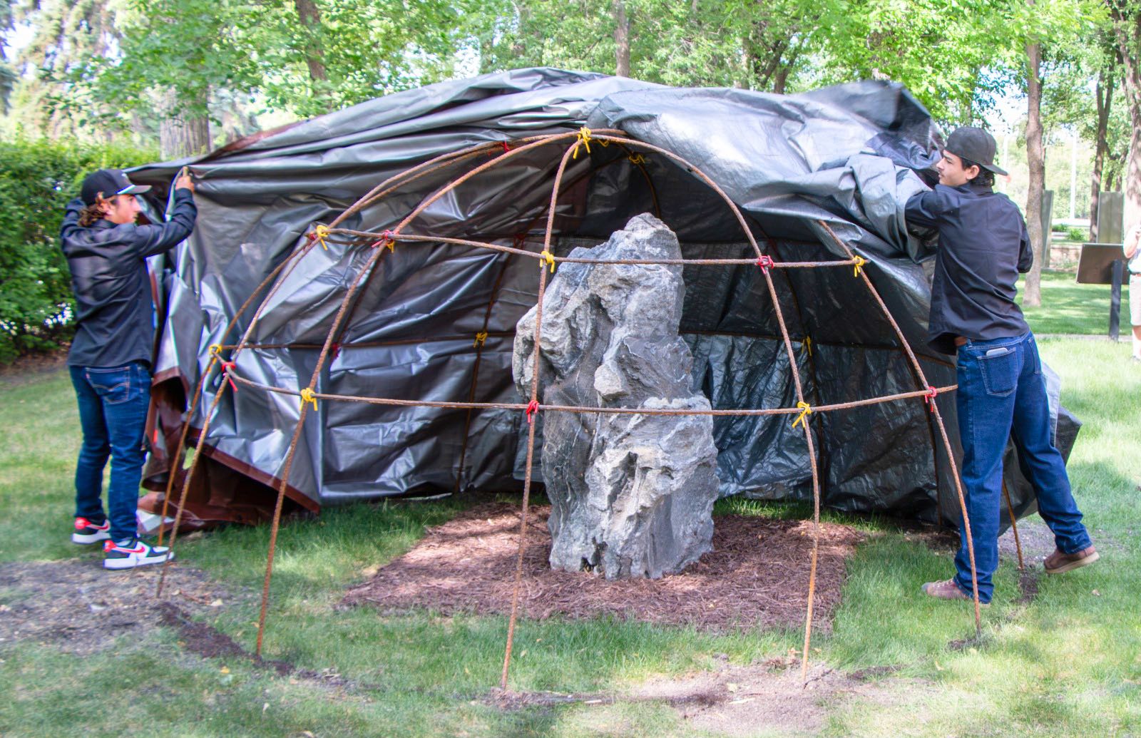 Panneaux interprétatifs, et une hutte de sudation qui recouvre le rocher grand-père ont été dévoilés.
