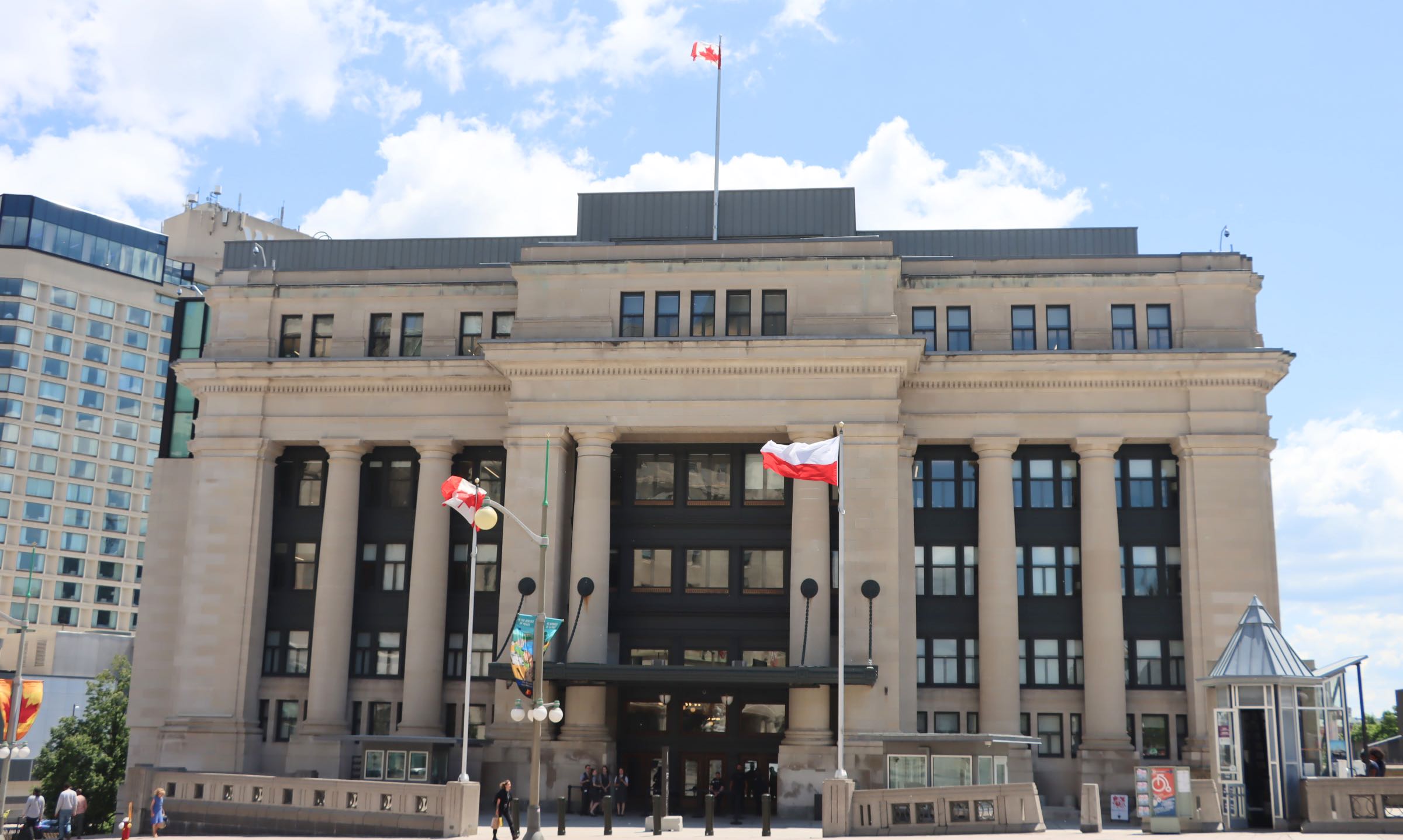 Le Sénat est composé de 105 sénatrices et sénateurs, représentant chacun et chacune une région. Pour l’instant, deux sièges sont vacants : un pour le Manitoba et un pour le Québec.