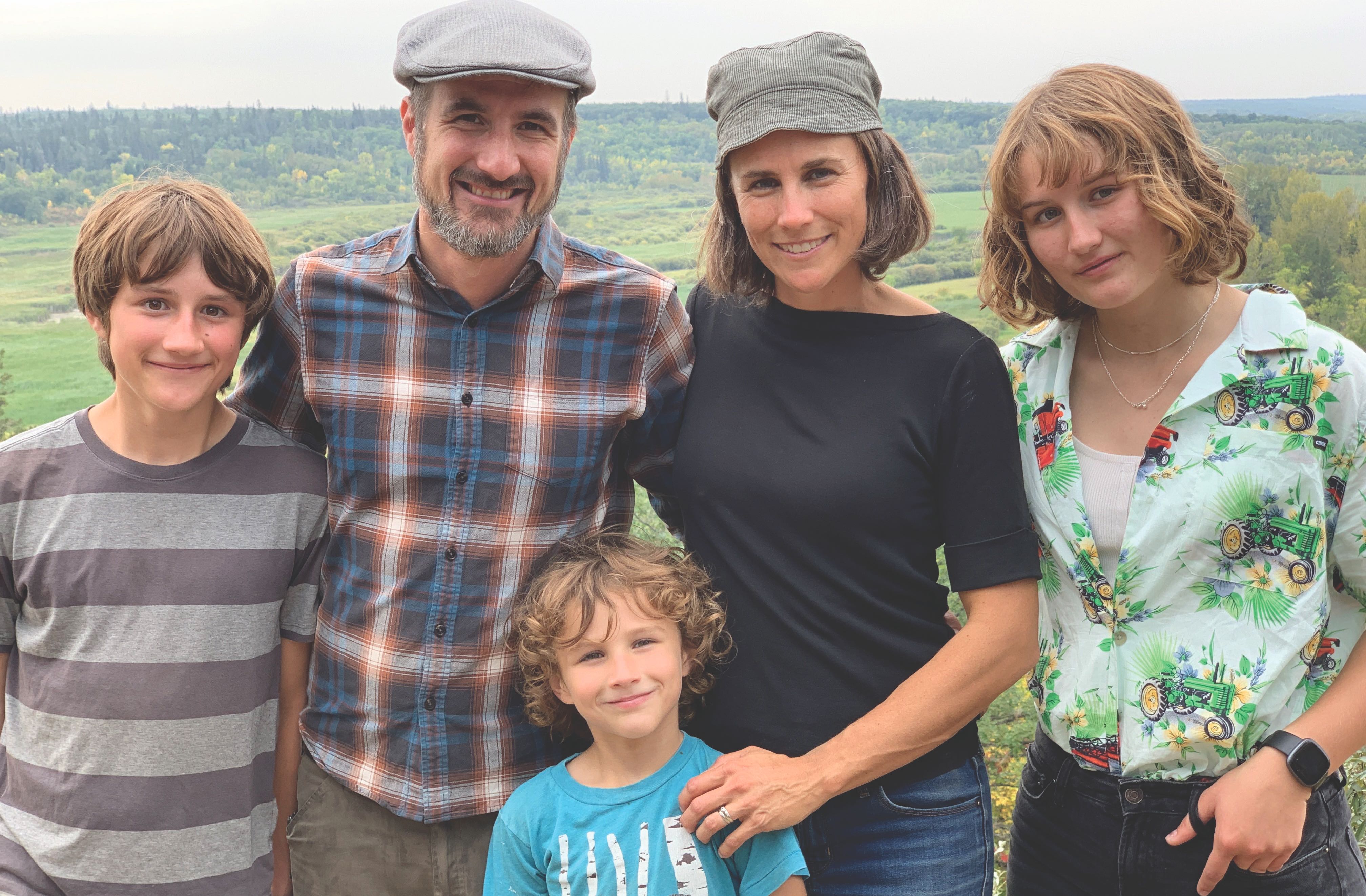 Donald et Amy Nikkel, propriétaires de la ferme Adagio Acres avec leurs enfants Eli, Mowat et Alexis.