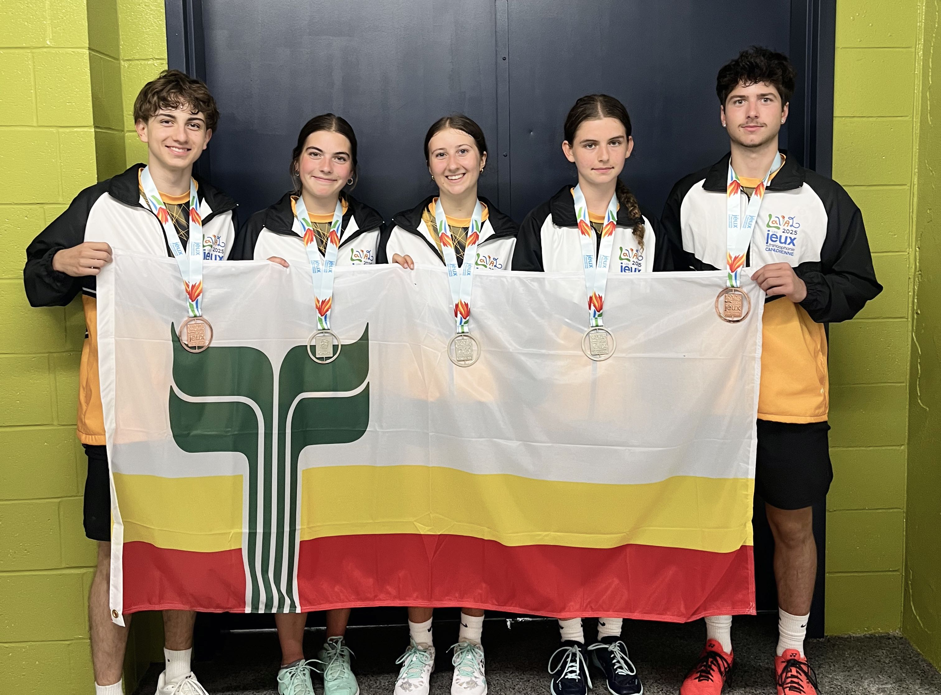Théo Cyr, Laure Dizengremel, Sarah Dupuis, Hope Smith et Tristan Cousineau, tous médaillés dans la discipline Badminton.