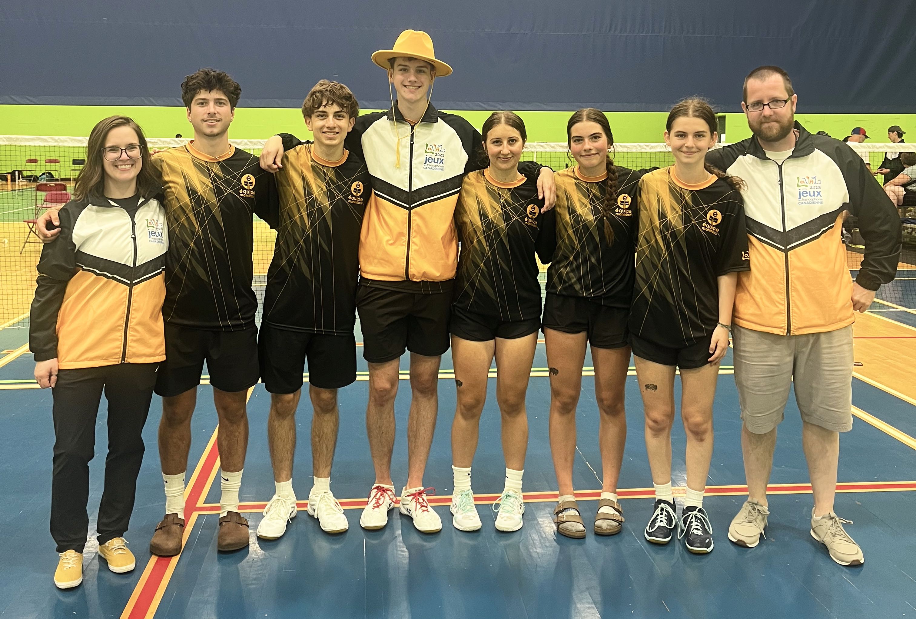 Les membres de l’équipe Badminton de la délégation manitobaine avec leur coach
De gauche à droite : Mélanie Curé (entraîneure), Tristan Cousineau, Théo Cyr, Connor Buhler, Sarah Dupuis, Laure Dizengremel, Hope Smith et Éric Foidart (assistant entraîneure).
