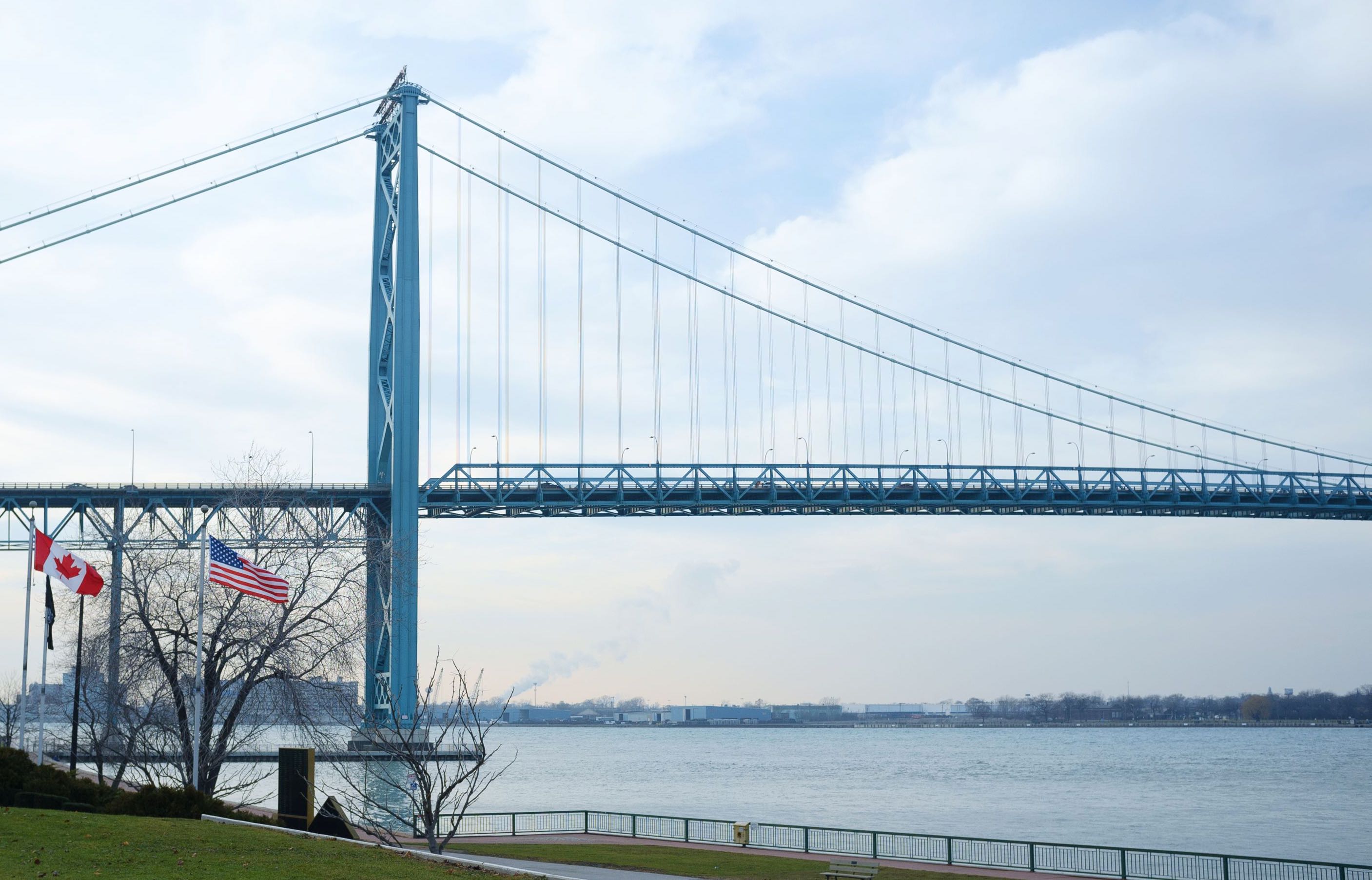 Le pont Ambassadeur, qui relie les villes de Détroit dans le Michigan et Windsor en Ontario, est l'un des lieux de passage transfrontaliers.