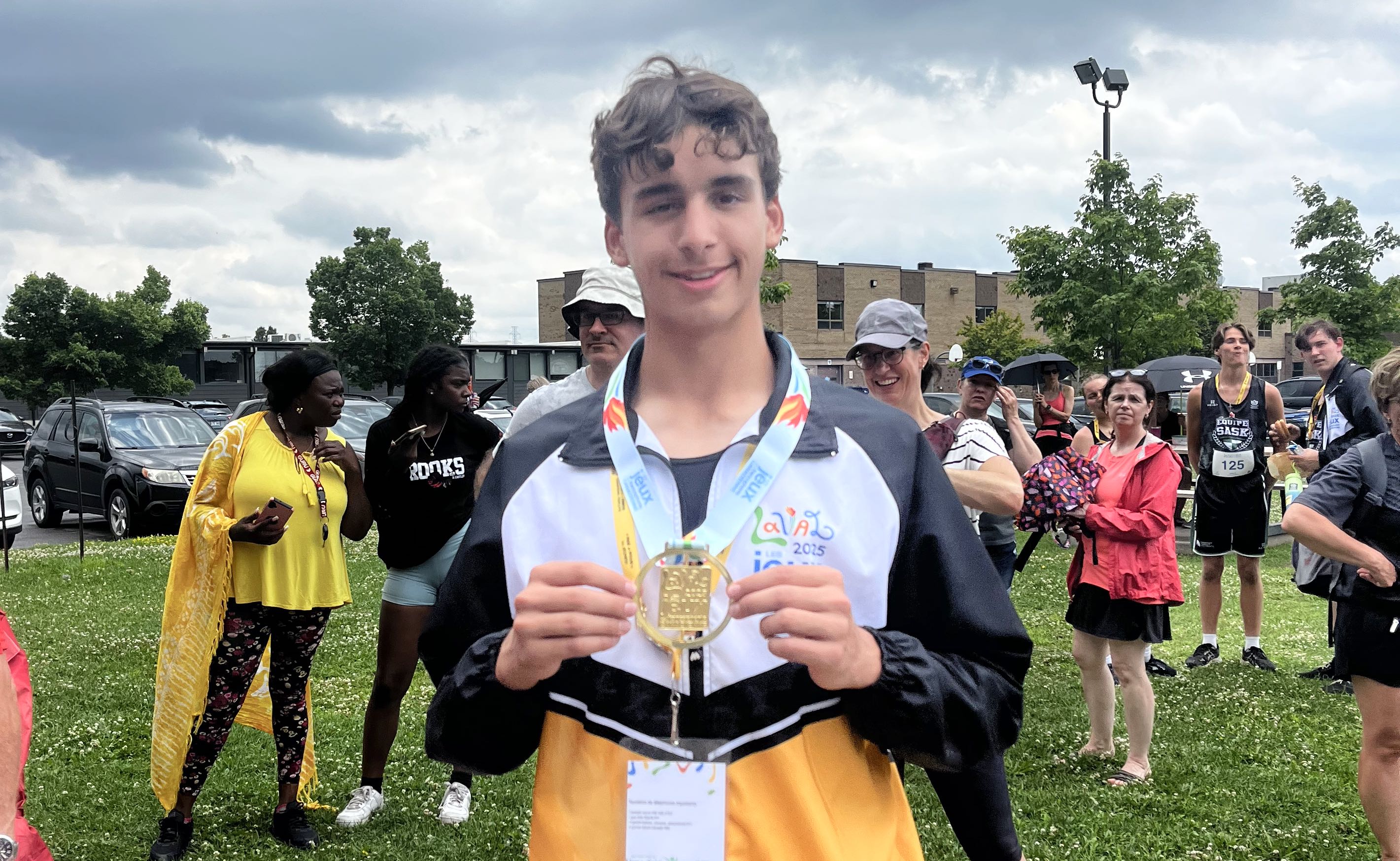 Brendan Wells, membre de la délégation manitobaine en Athlétisme, remporte une médaille d’or.