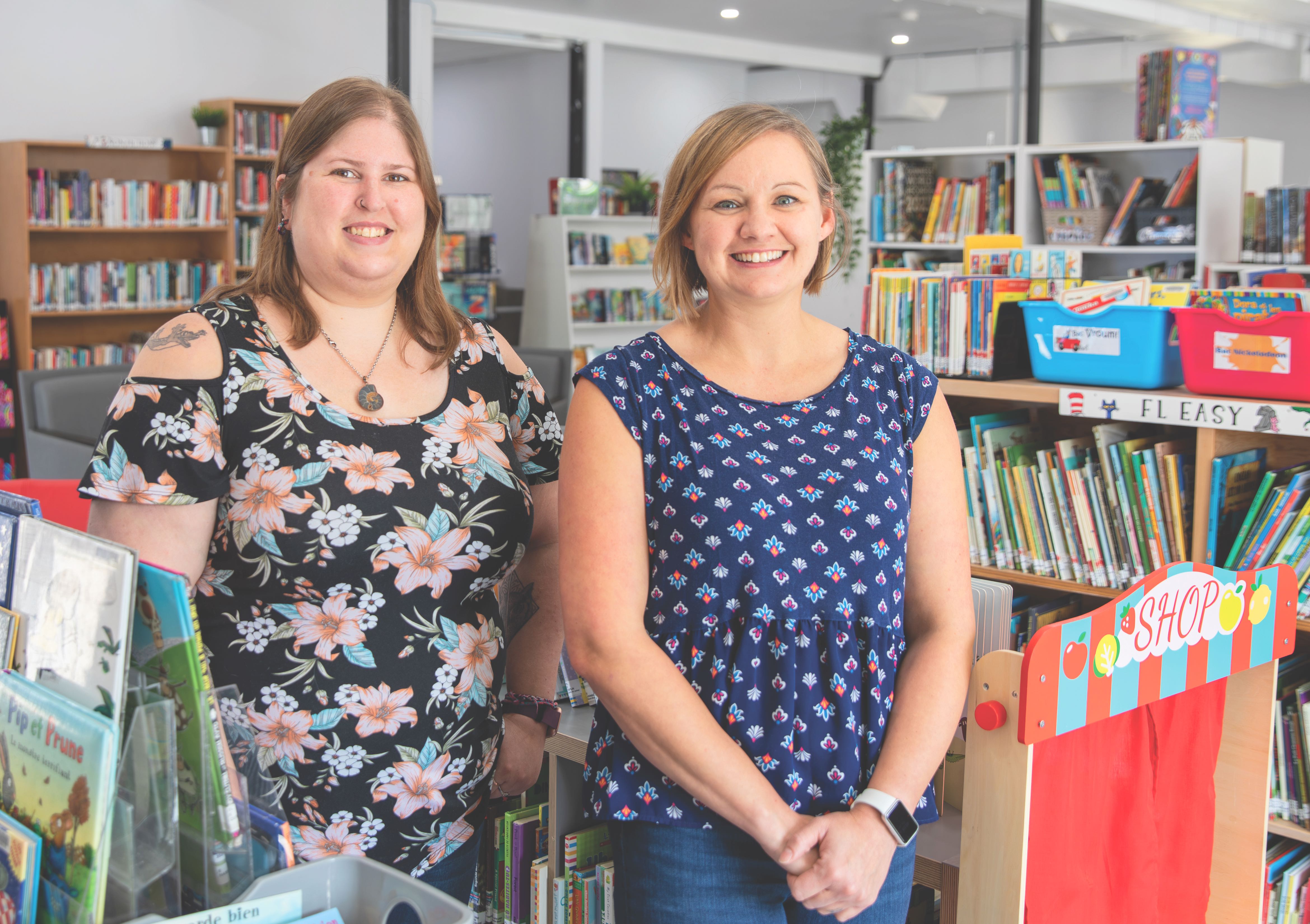 Ashley Carrière, membre du groupe les Amis de la Bibliothèque régionale Jolys et Krista Meynard, libraire en cheffe.