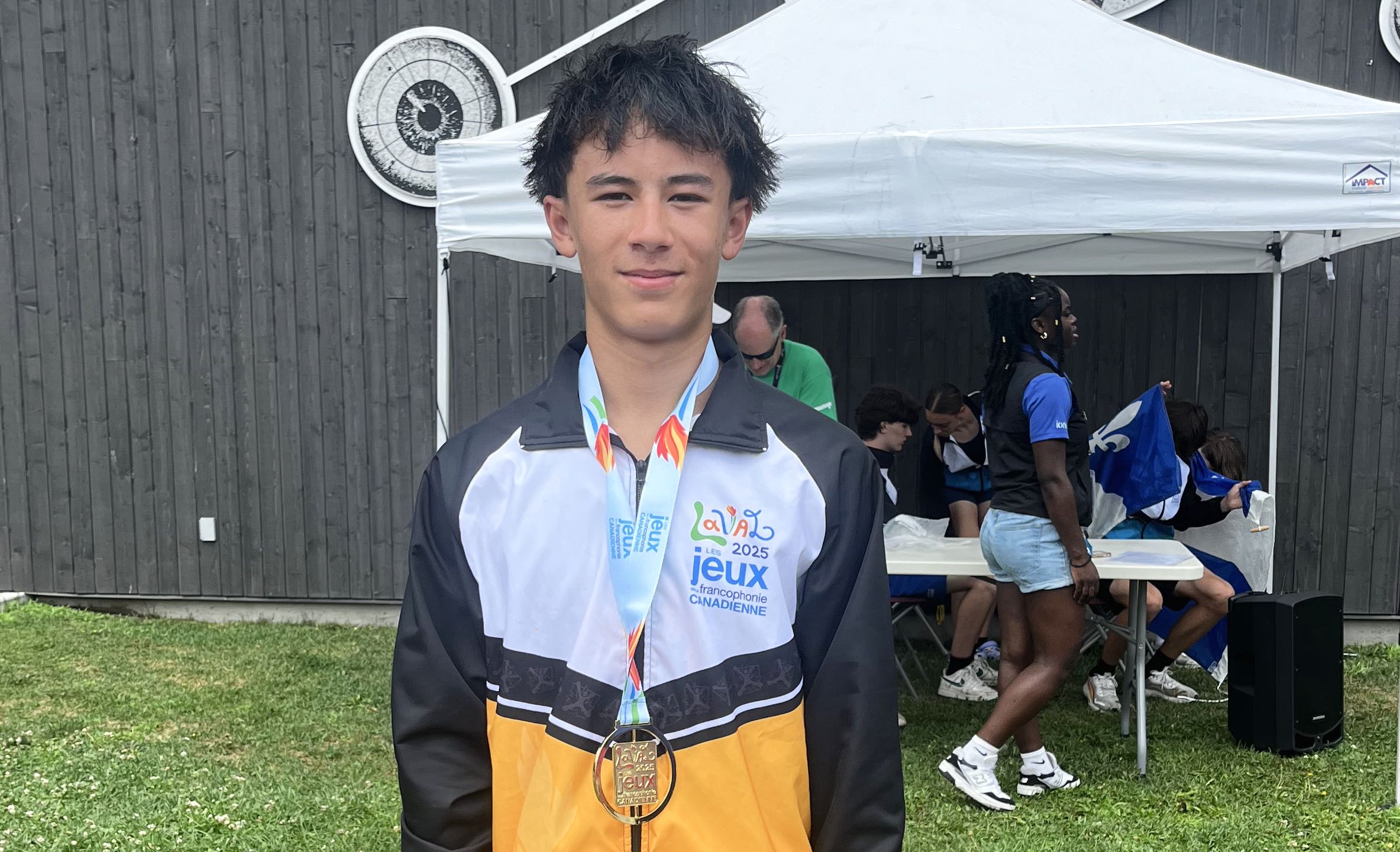 Dion Smeets, membre de la délégation manitobaine en Athlétisme, remporte une médaille d’or.