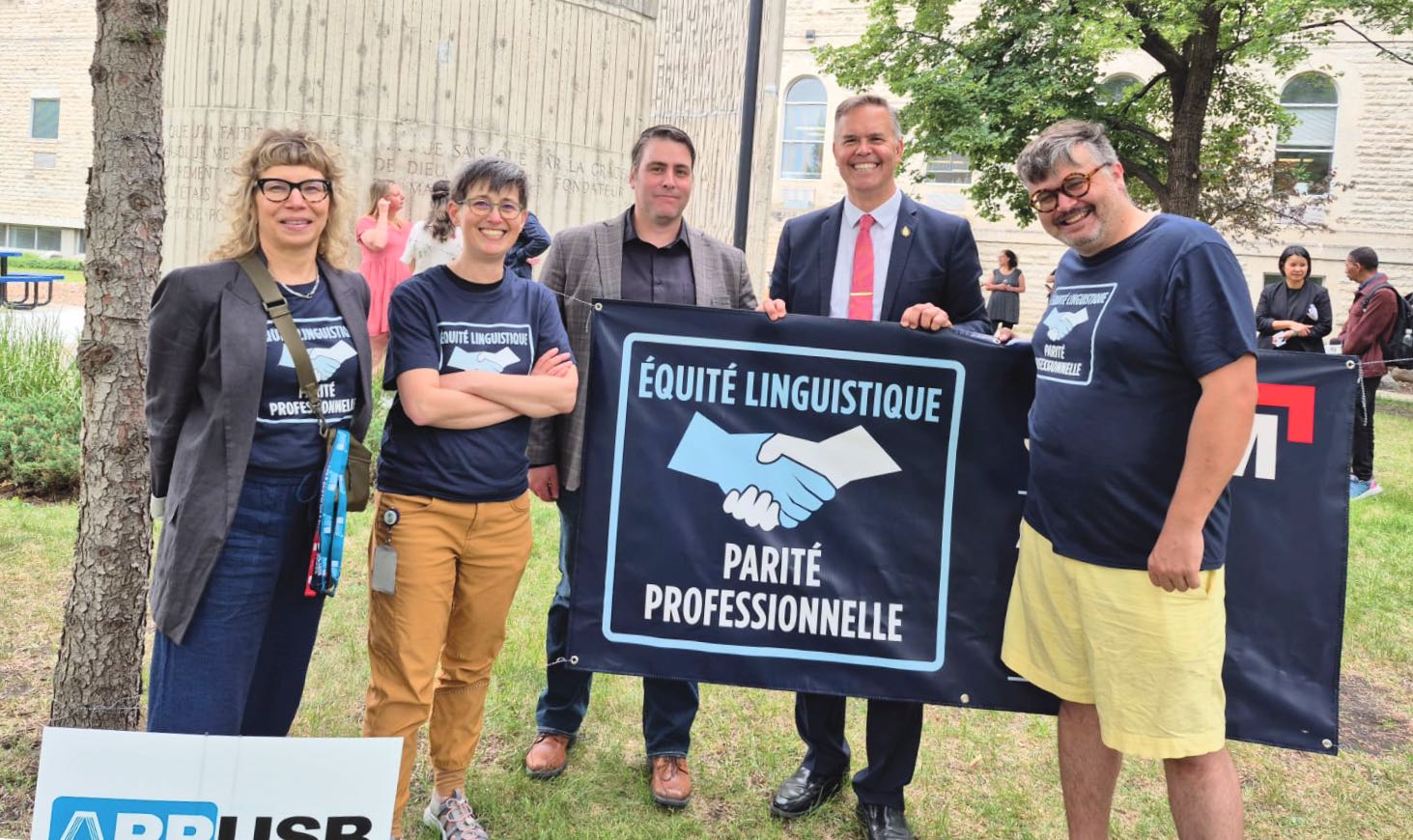 (de gauche à droite) Lisa Roch, Diane Pellerin, vice-présidente du PASA, Kyle Ross président du Syndicat des Employés Généraux et des Fonctionnaires du Manitoba, Robert Loiselle, député de Saint-Boniface et Patrick Noël.