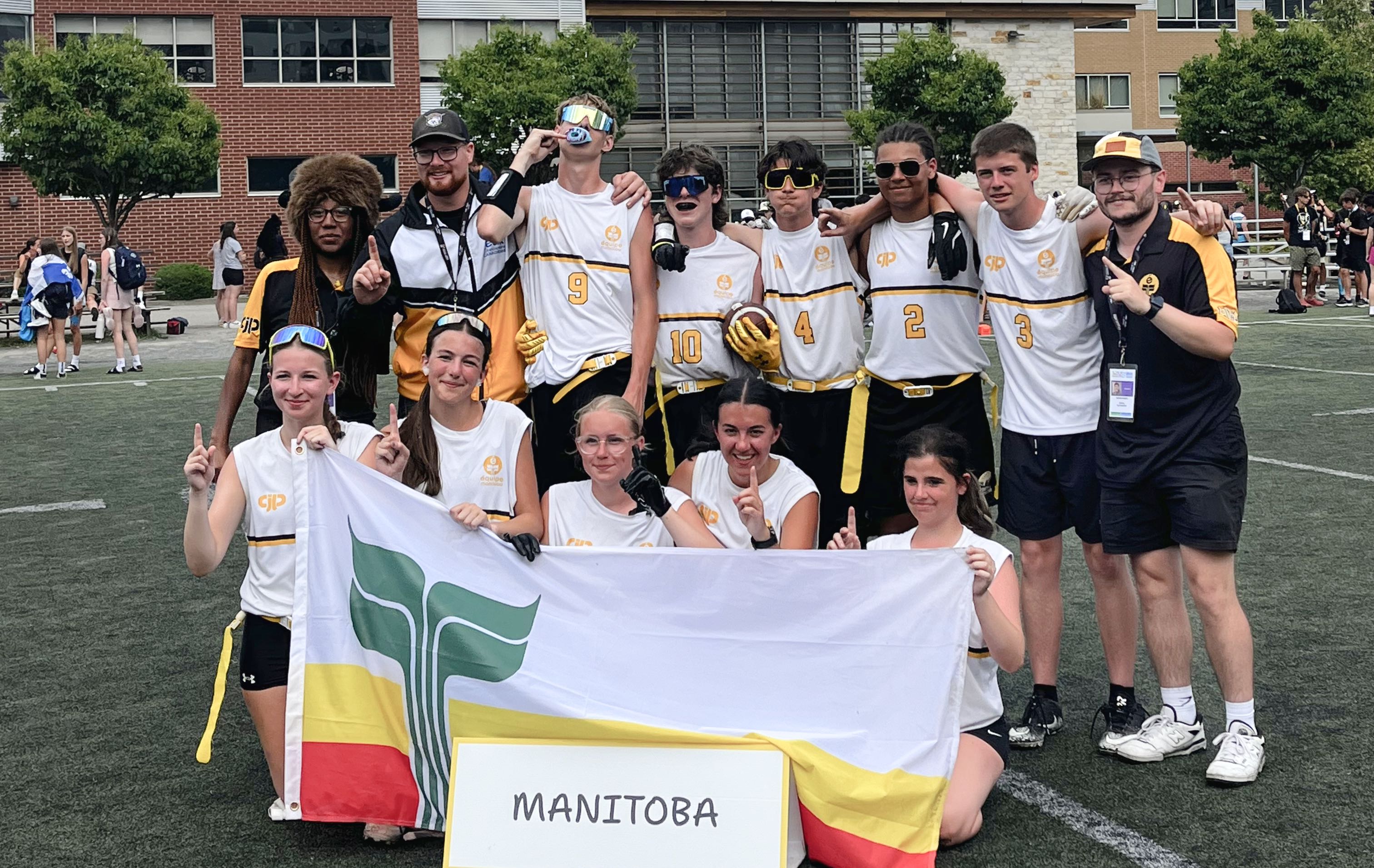 L’équipe de Flag Football de la délégation manitobaine remporte l’or.