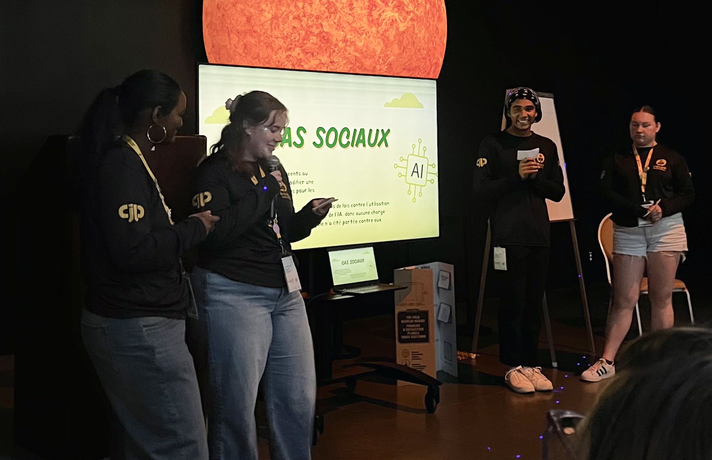 Les membres de l’équipe Justice Sociale de la délégation manitobaine en train de présenter leur projet final. De gauche à droite : Kataali Stoller, Kathryn Sacher, Edom Getachew et Alyana Beaumont.