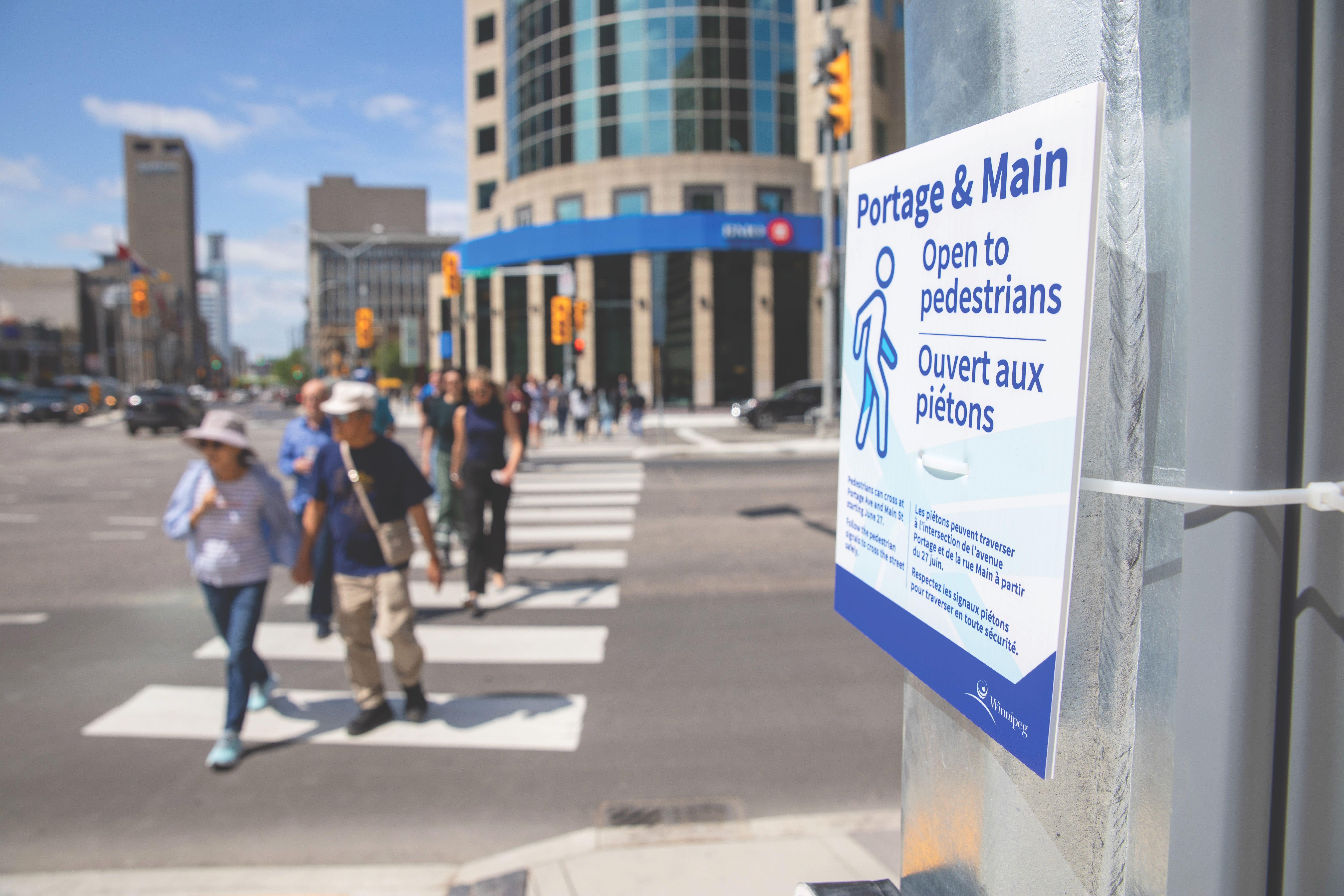 Un passage piéton à l’intersection Portage et Main, qui a rouvert le 27 juin en vue du lancement du nouveau réseau. 