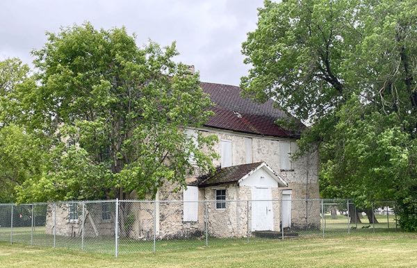 Vue arrière de l'ancien Presbytère de l’église anglicane St. Peter’s Dynevor. Ce bâtiment fait partie de la liste présentée par la Société historique du Manitoba.