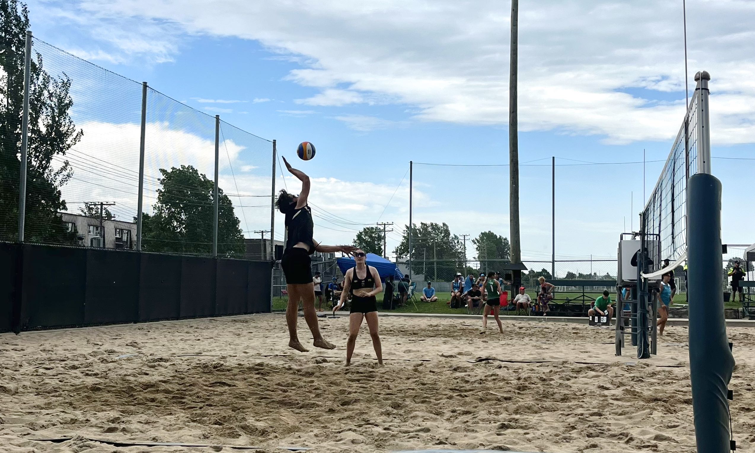 Andréa Fischer et Colin Vermette, membres de la délégation manitobaine en Volleyball de plage.