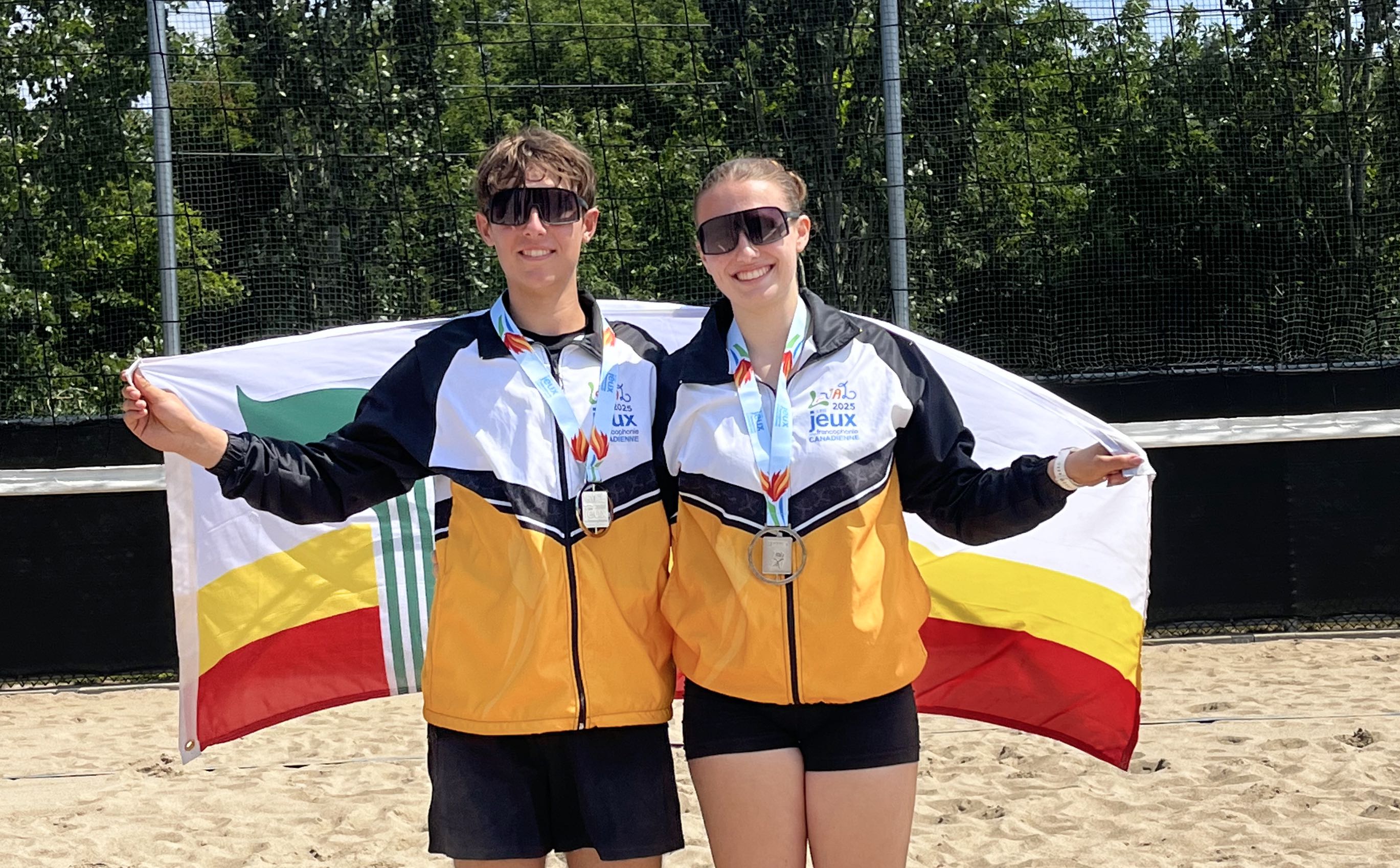 Les joueurs de l’équipe Volleyball de plage mixte de la délégation manitobaine ont remporté la médaille d’argent ce samedi 19 juillet. De gauche à droite : Alec Ouimet et Andréa Fisher.