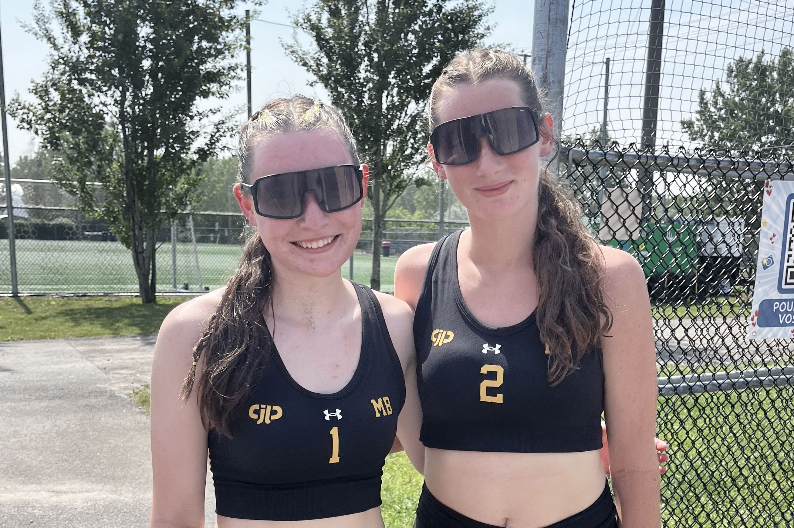 Callie Delorme et Élyssa Cadieux, membres de la délégation manitobaine dans la discipline volleyball de plage féminin.