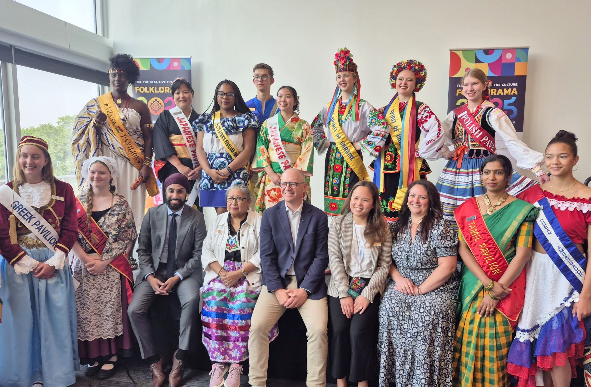 Certains des ambassadeurs des 43 pavillons étaient présents pour ce lancement. (photo : Hugo Beaucamp)