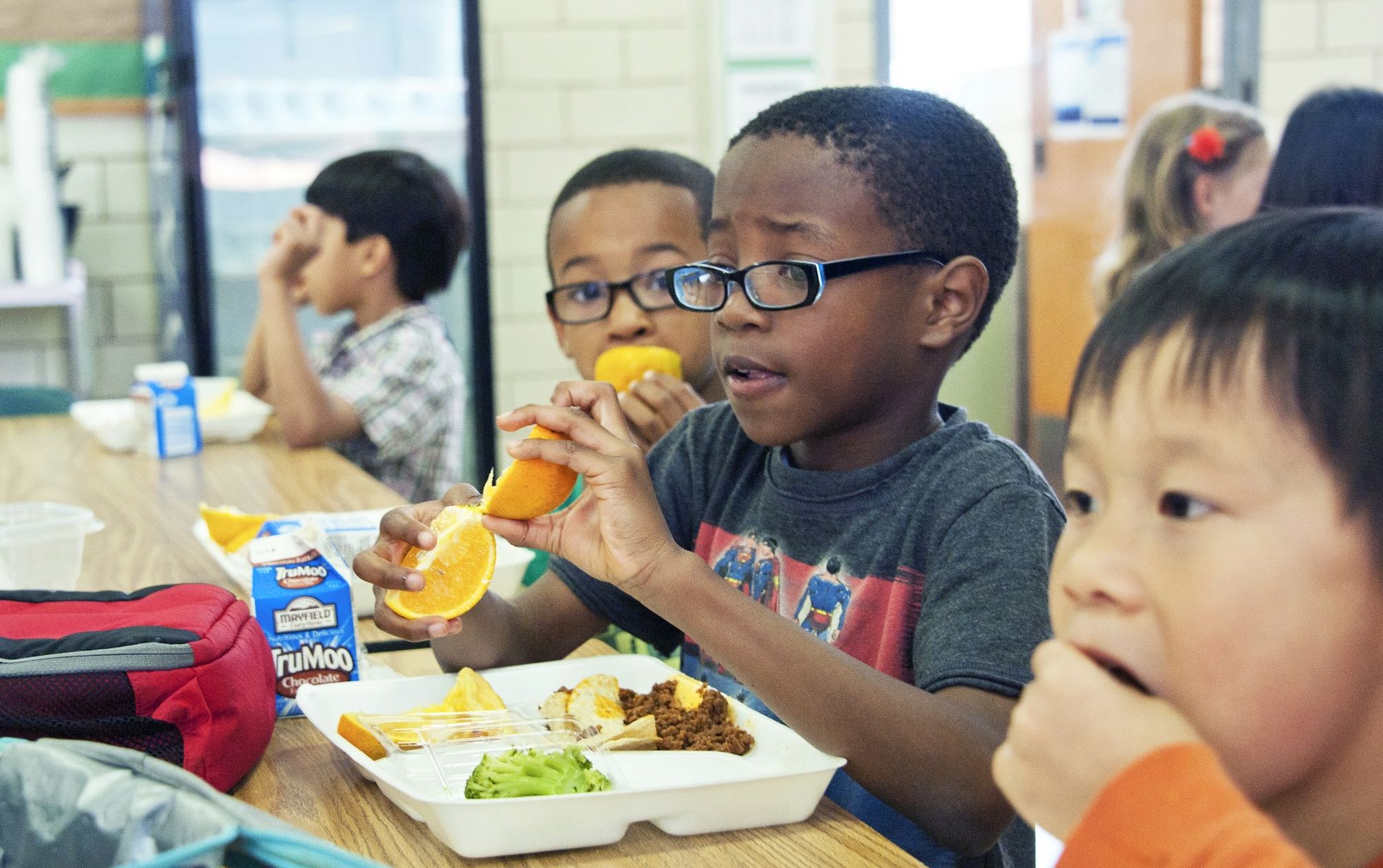 Les programmes d’alimentation scolaire sont plus ou moins développés selon les provinces et territoires. L’Île-du-Prince-Édouard et la Nouvelle-Écosse sont celles qui en font le plus, alors que l’Ontario et la Saskatchewan investissent très peu.