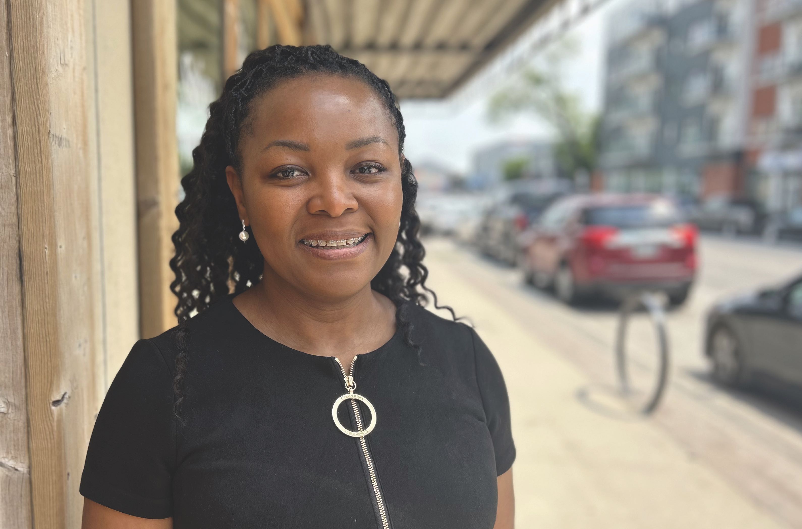 Du Cameroun au Manitoba, Alice Teufack retrace son histoire, autant sur le plan personnel que professionnel, avec beaucoup de sincérité.