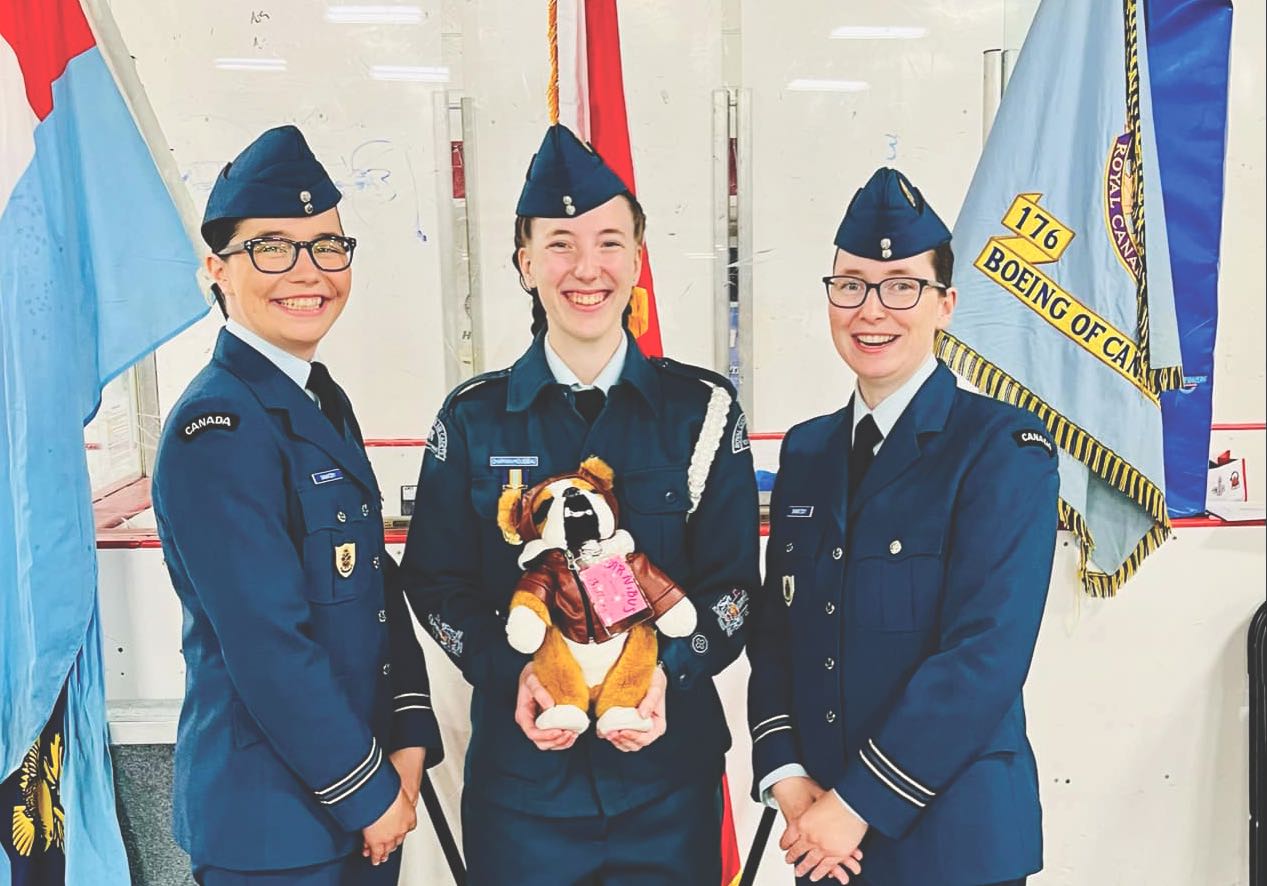De gauche à droite : capitaine Jacqueline Sawatzky, adjudant-chef Arielle Chapman-Mousseau, capitaine Joanne Sawatzky.
