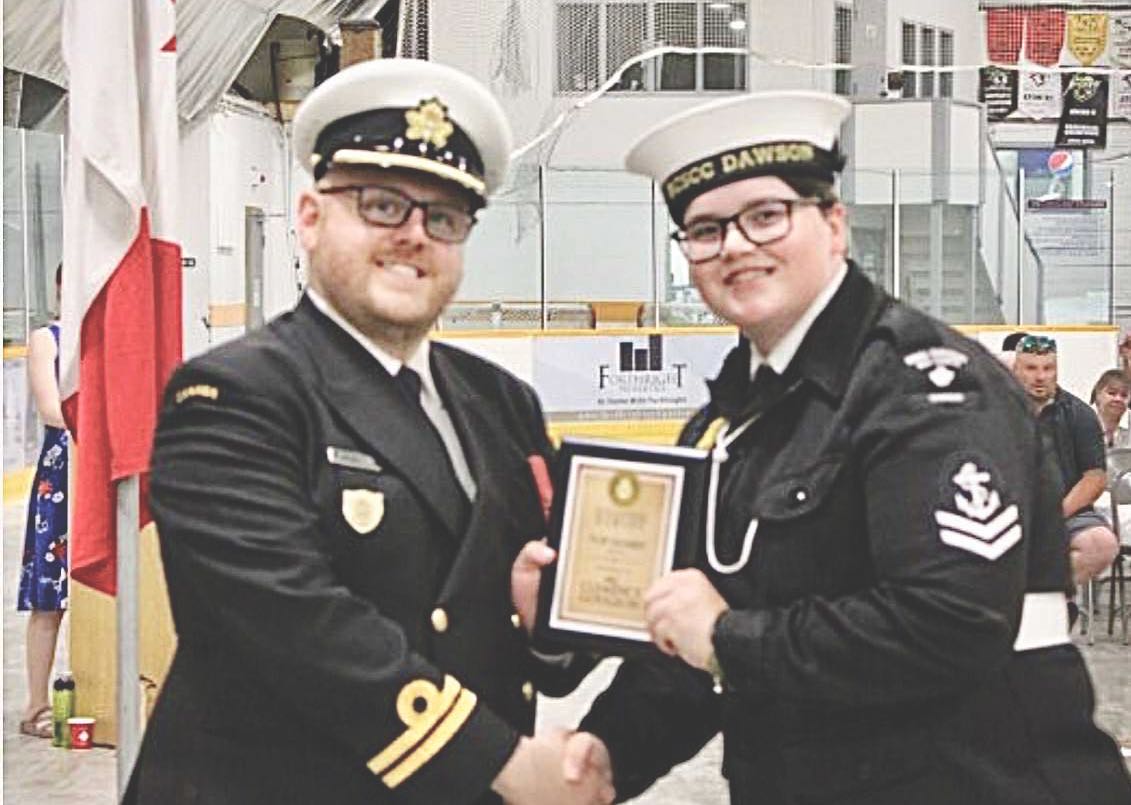 Jonas Desrosiers, Lieutenant de vaisseau et commandant du 330e Corps des Cadets de la Marine Royale canadienne Dawson. Clémence Gougeon, Sous-officier de deuxième classe dans les Cadets de la Marine Royale canadienne.