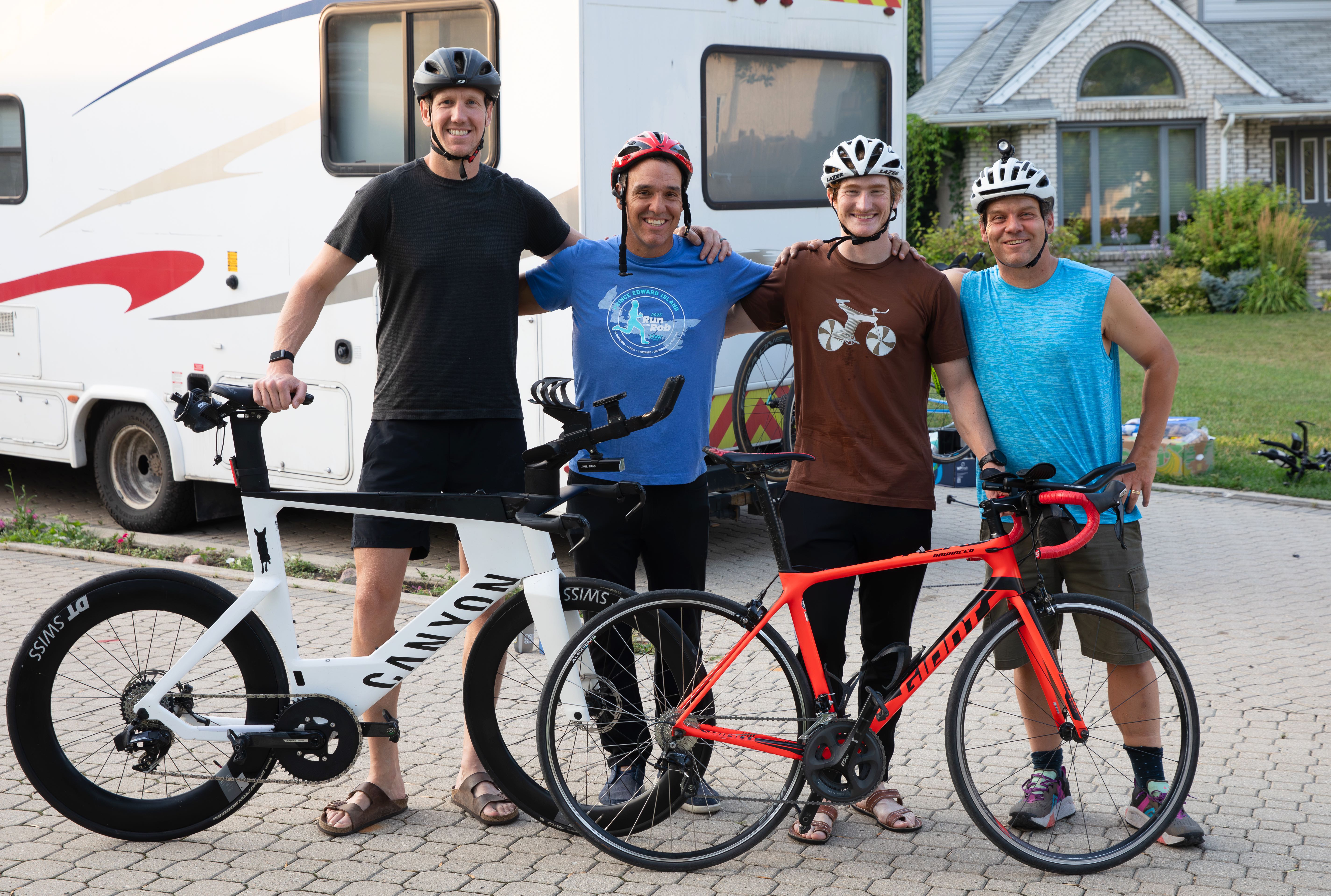 Chris Morrissette, Robert Tétrault, Victor Lhoest et Charles Tétrault sont les quatre participants à ce défi.