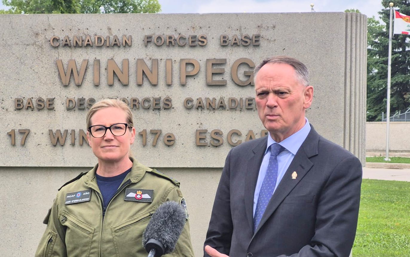 Jamie Speiser-Blanchet, Commandante de l'Aviation royale canadienne, et David J. McGuinty, ministre de la Défense nationale.