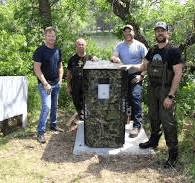 De gauche à droite: Shane Warnez et Kelvin McMullen du comité d'action du Lac Killarney et Jesse Waddell et Dave Vriend de SWAT Water Technology. (Photo: Gracieuseté)