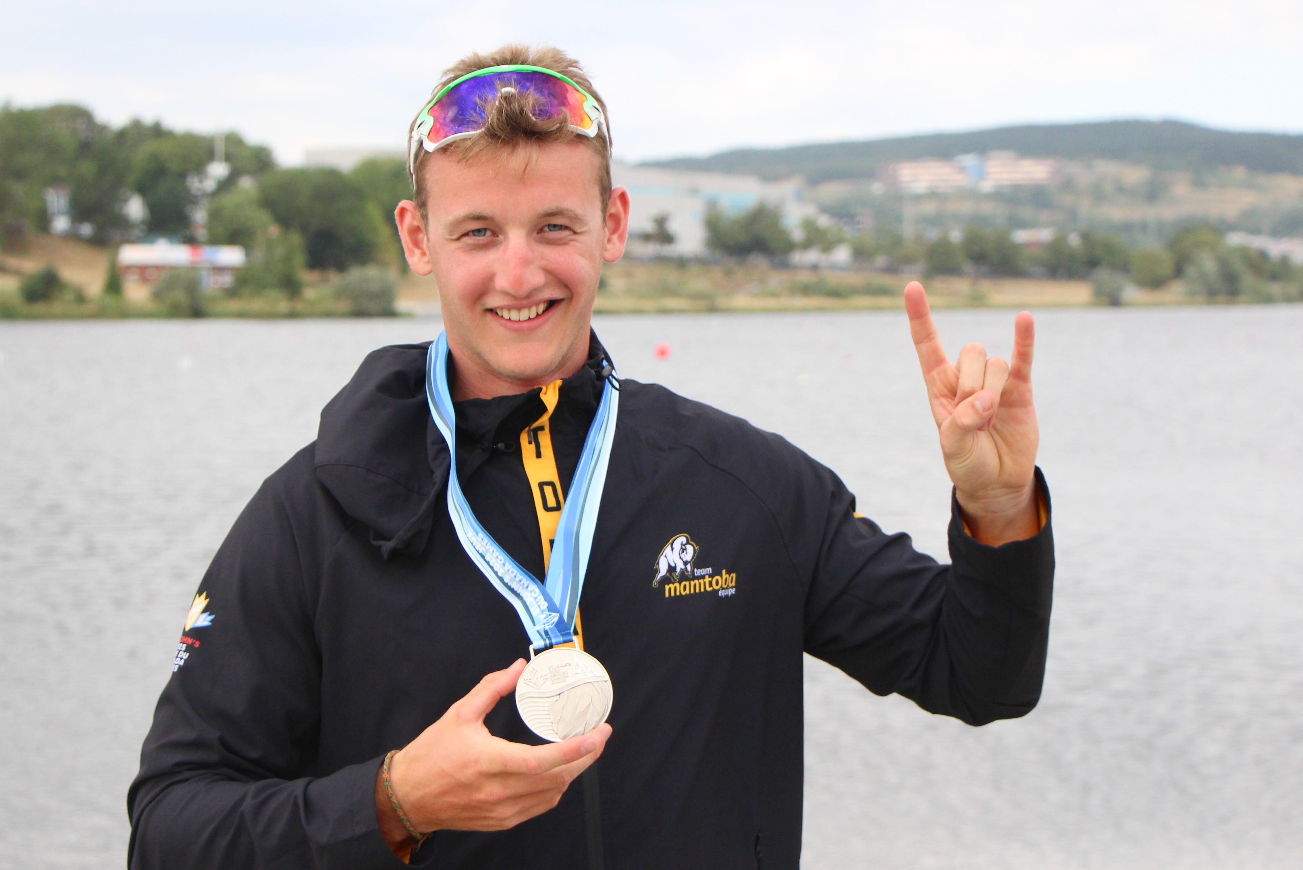 Luke Enns, le porte-drapeau de l'équipe Manitoba, avec sa médaille d'argent.