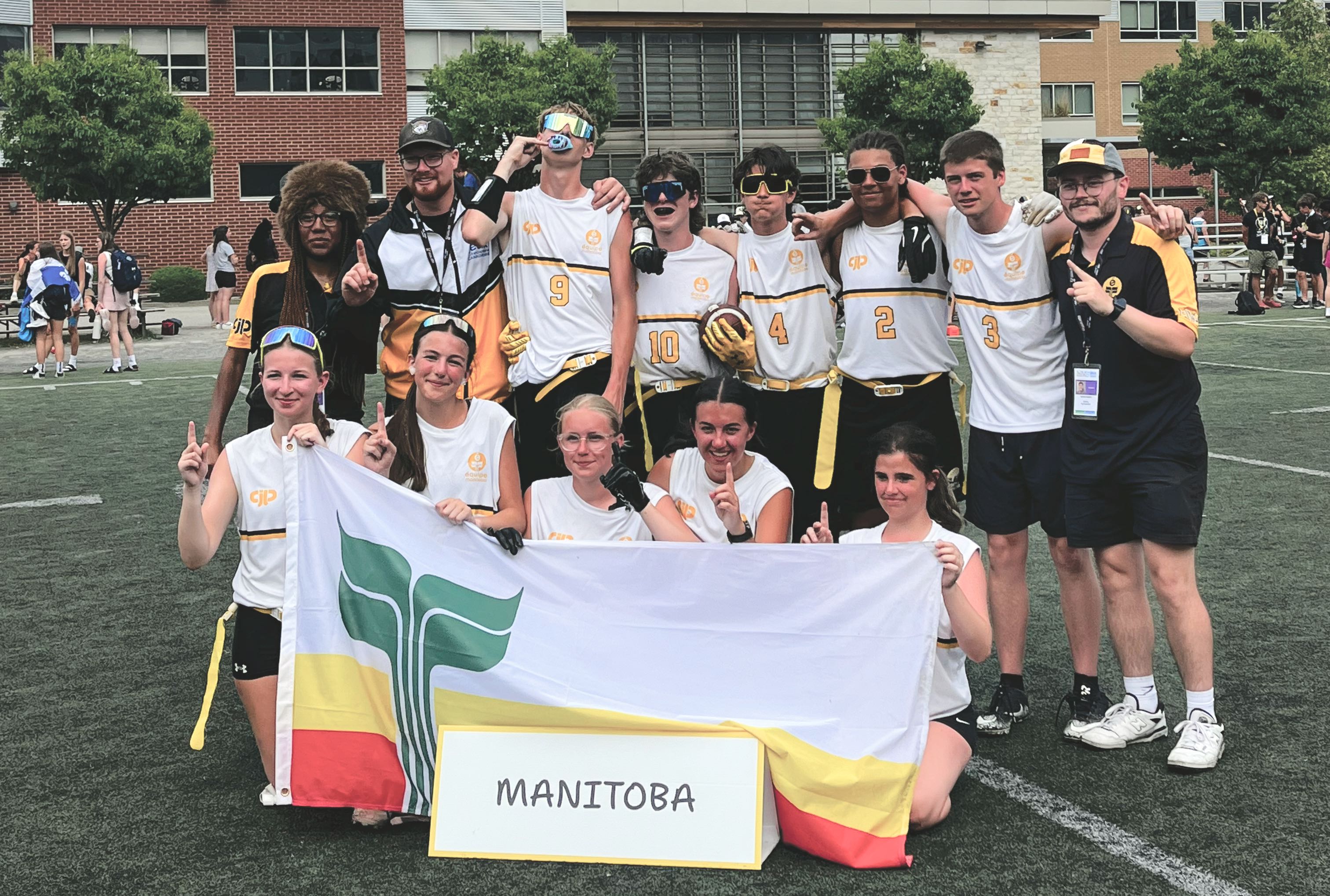 L’équipe de Flag Football de la délégation manitobaine remporte l’or contre le Québec lors de la dernière compétition des Jeux FC 2025.