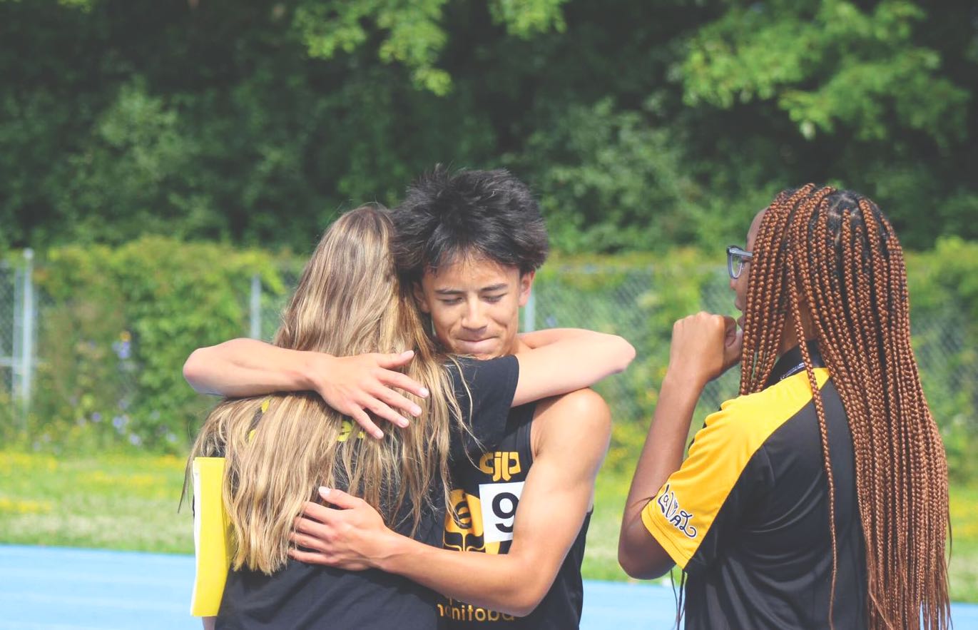 Dion Smeets après avoir gagné la médaille d’or en demi-fond 1200m. Dans ses bras, sa coach Alexis Bartlett et l’autre coach Miatta Dukuly.