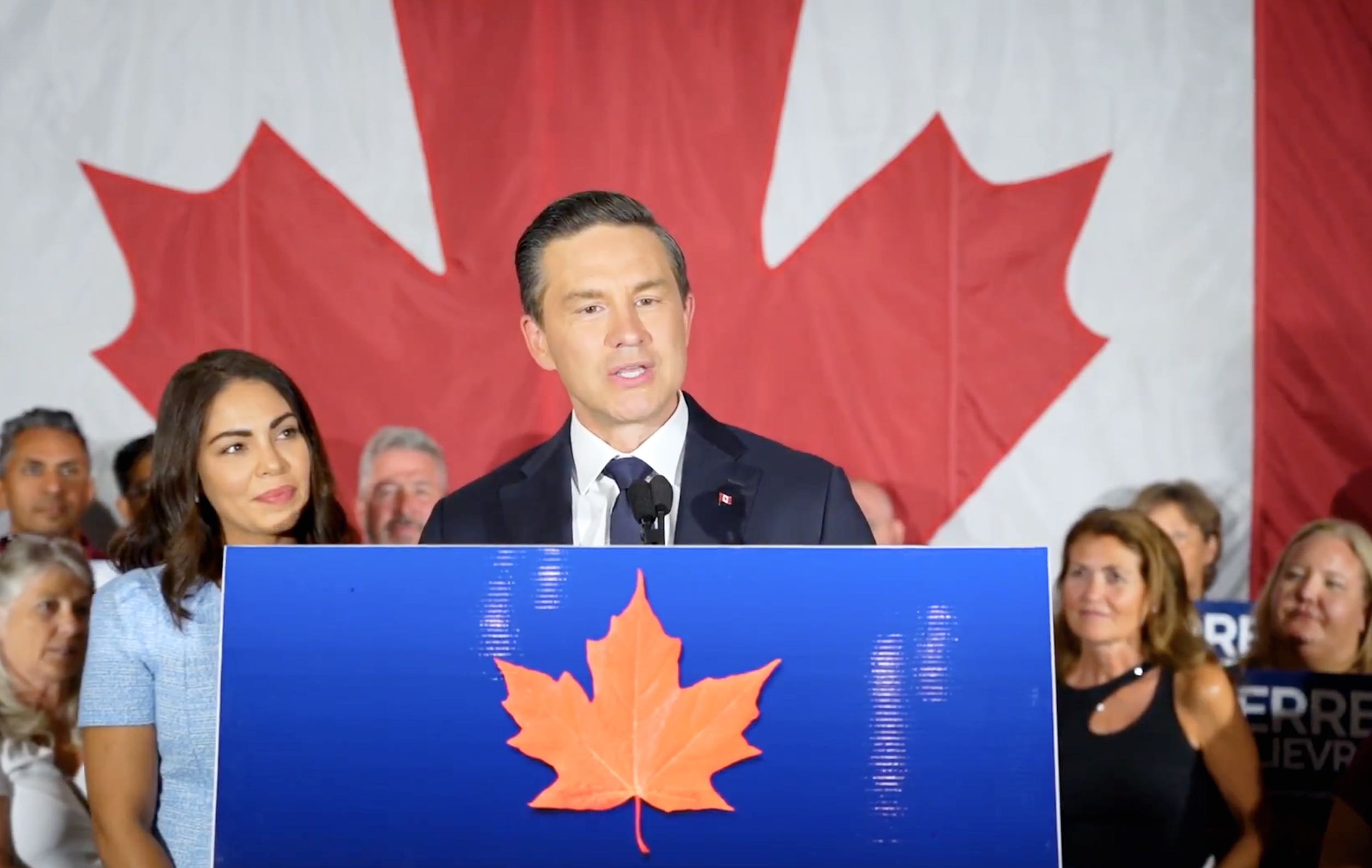 Pierre Poilievre, chef du Parti conservateur, lors de son discours de victoire.