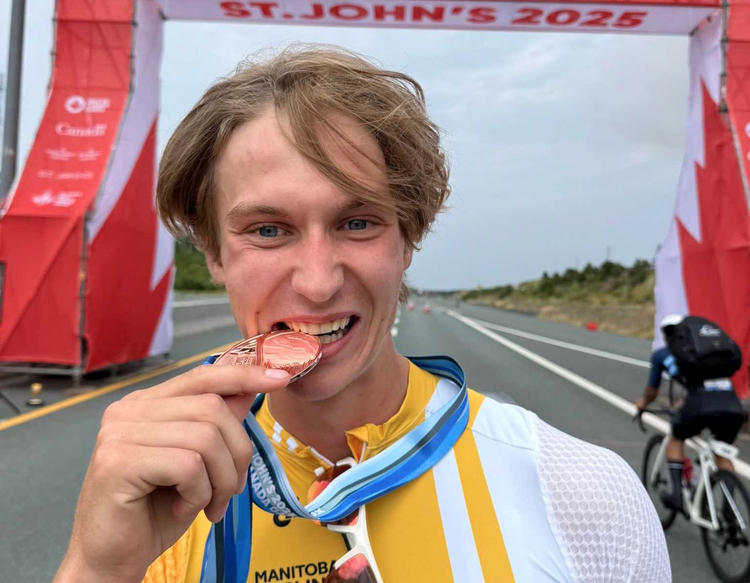 Soren Weselake avec sa médaille de bronze, la première pour le Manitoba.