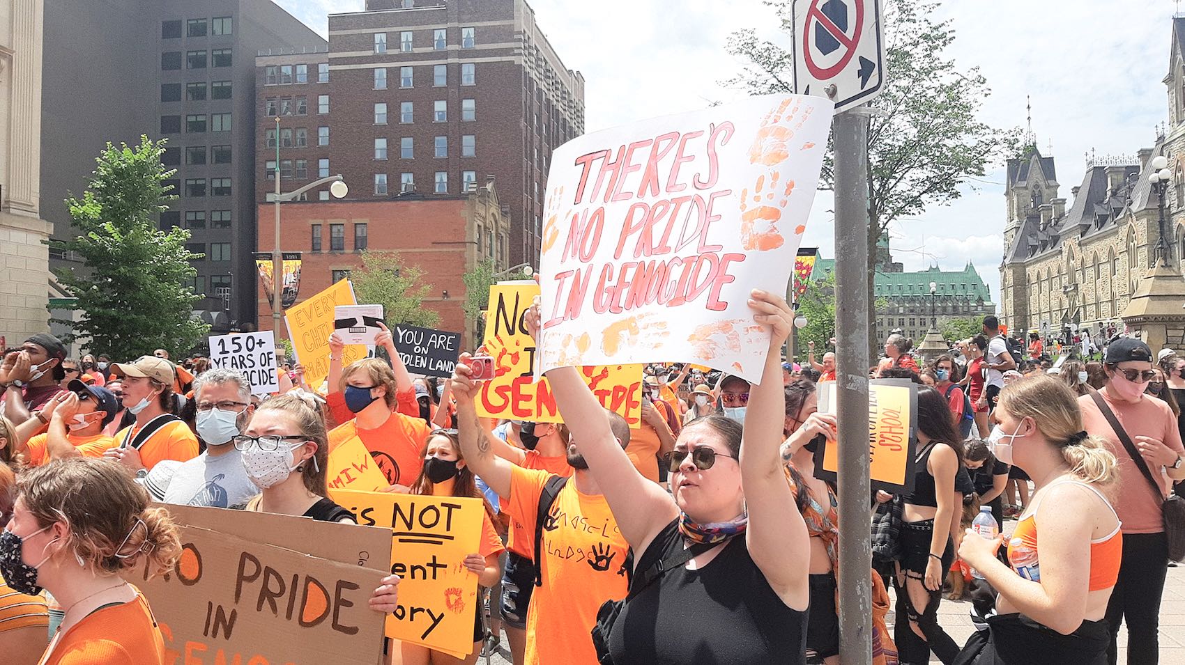 Les traumatismes n’ont pas pris fin avec le dépôt du rapport de la Commission vérité et réconciliation. En 2021, la découverte de sépultures anonymes sur les terrains de pensionnats autochtones a bouleversé la population canadienne.
