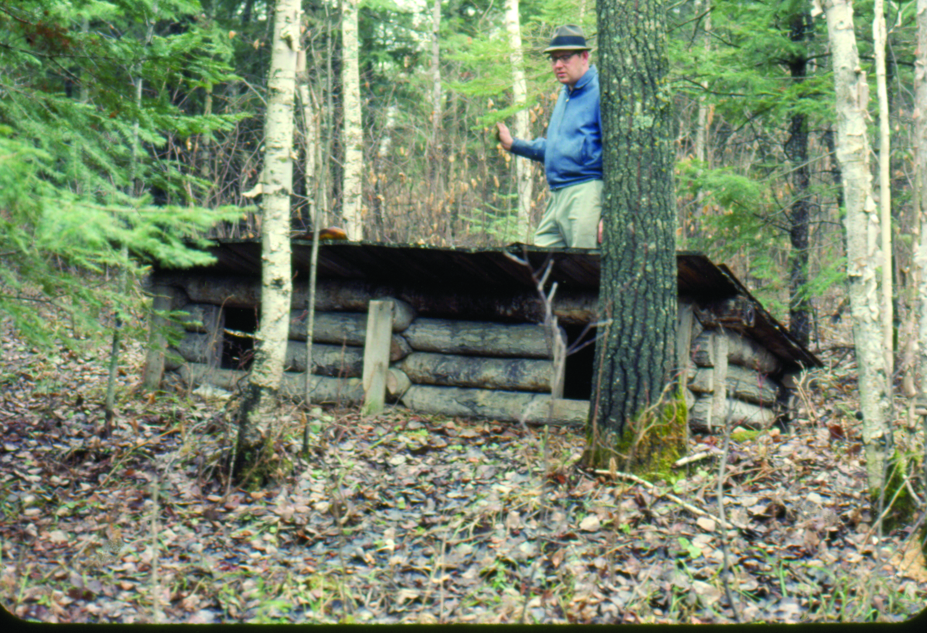 Dans le Whiteshell, George La France, collègue de travail de Réal Bérard, examinant une niche à
chiens, vers 1968. (Photo: Réal Bérard)