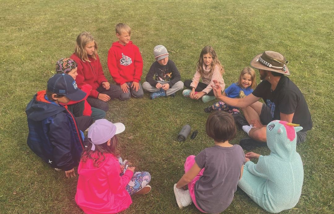 Les enfants apprennent beaucoup au Camp Terre et Tradition.