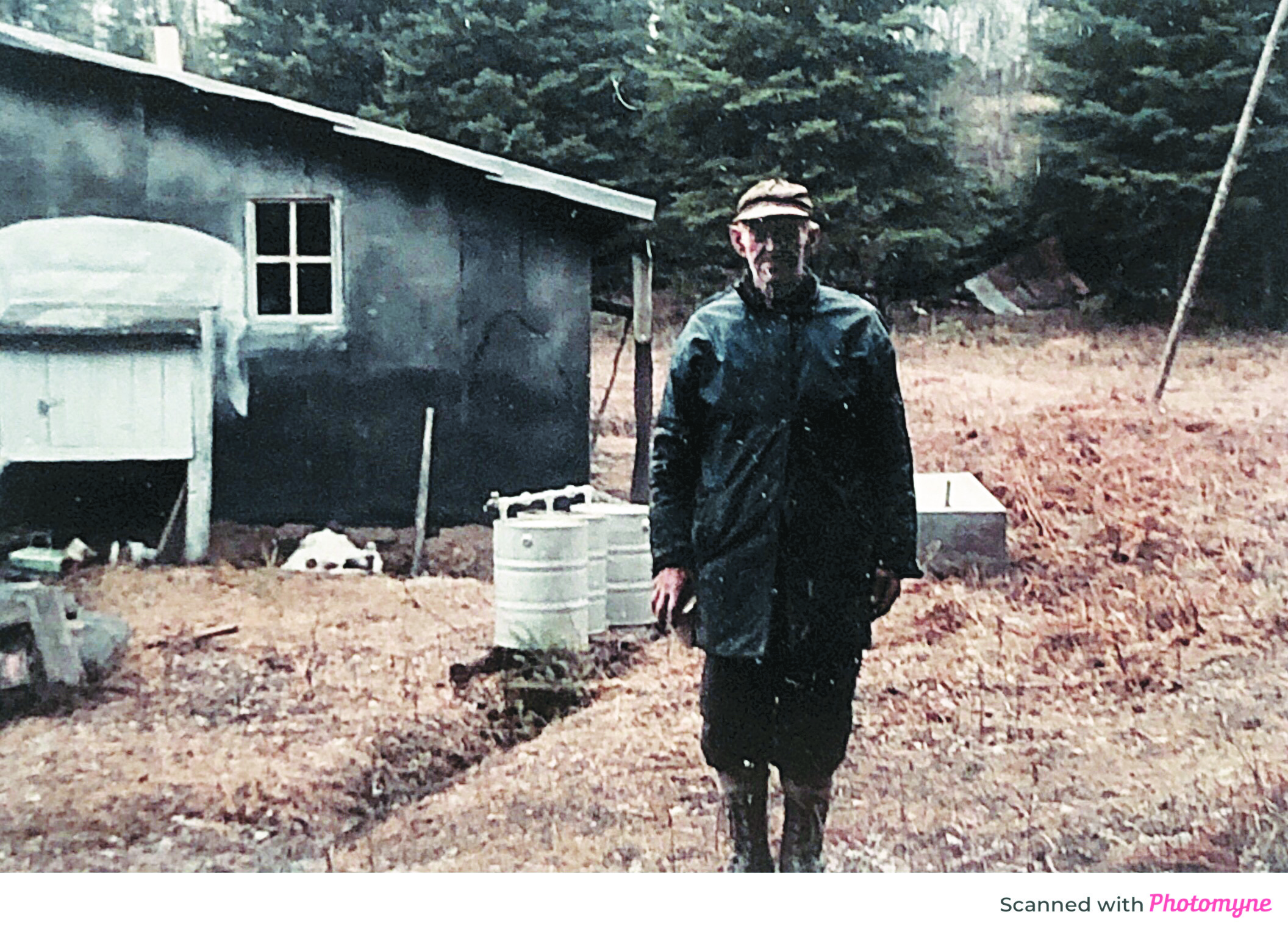 Dans le Whiteshell, Bill Skogman au garde-à-vous devant sa cabane de trappeur, vers 1965. (Photo: Réal Bérard)