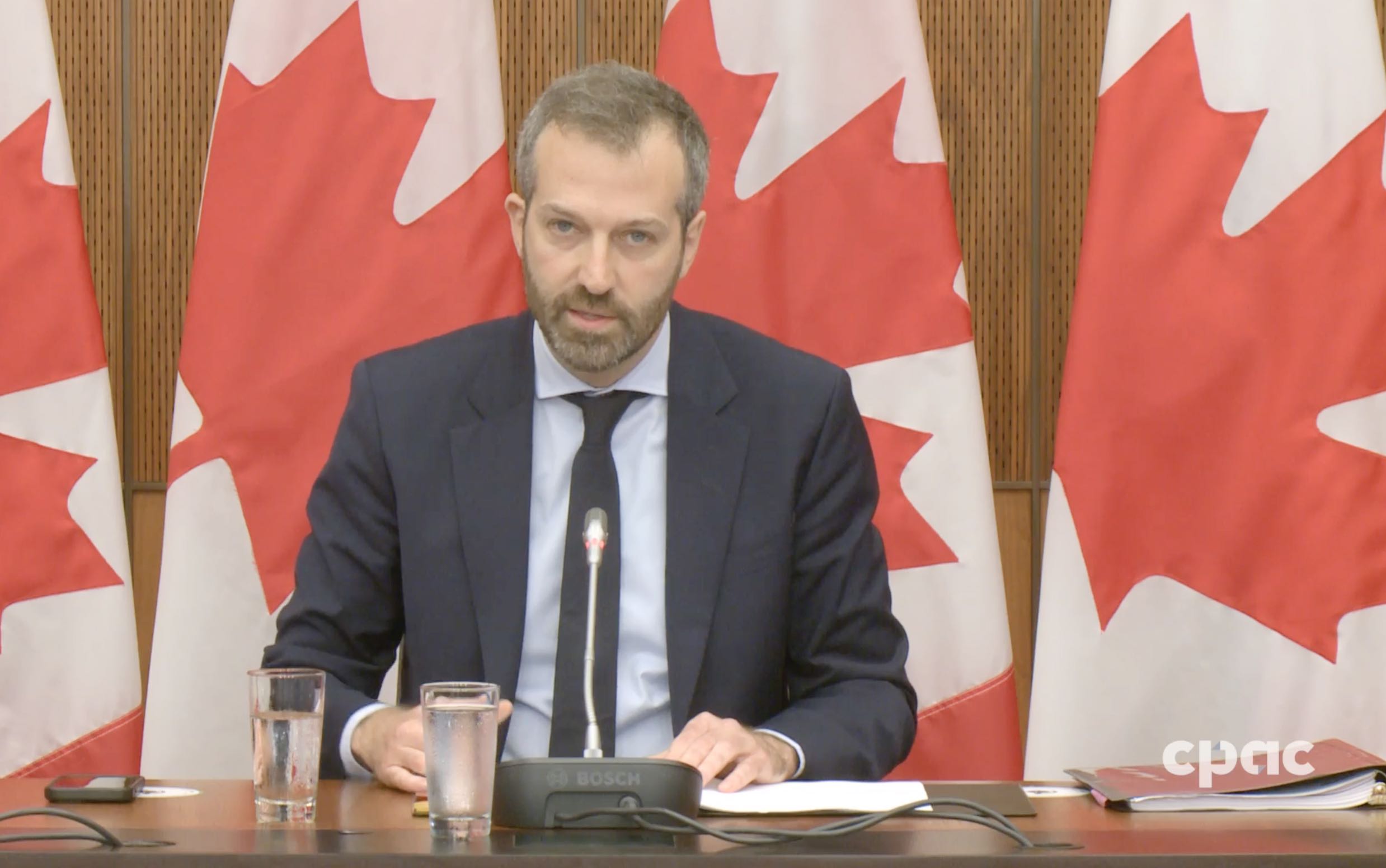 Joël Lightbound, ministre de la Transformation du gouvernement, des Travaux publics et de l’Approvisionnement, en conférence de presse.