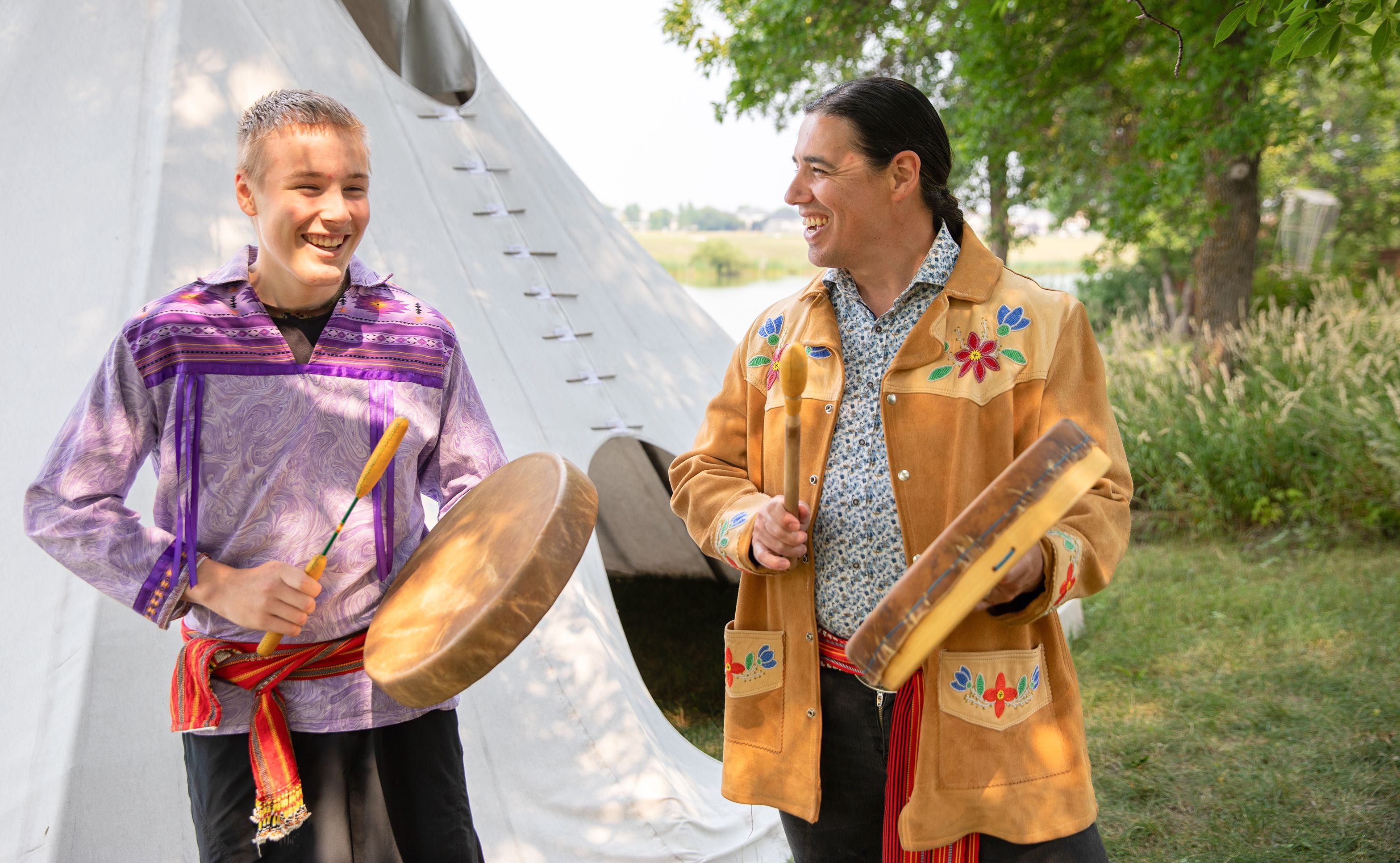 Robert-Falcon Ouellette (à droite), qui a à cœur de transmettre à son fils, Julien Ouellette (à gauche) sa langue et sa culture cries. (photo : Marta Guerrero)