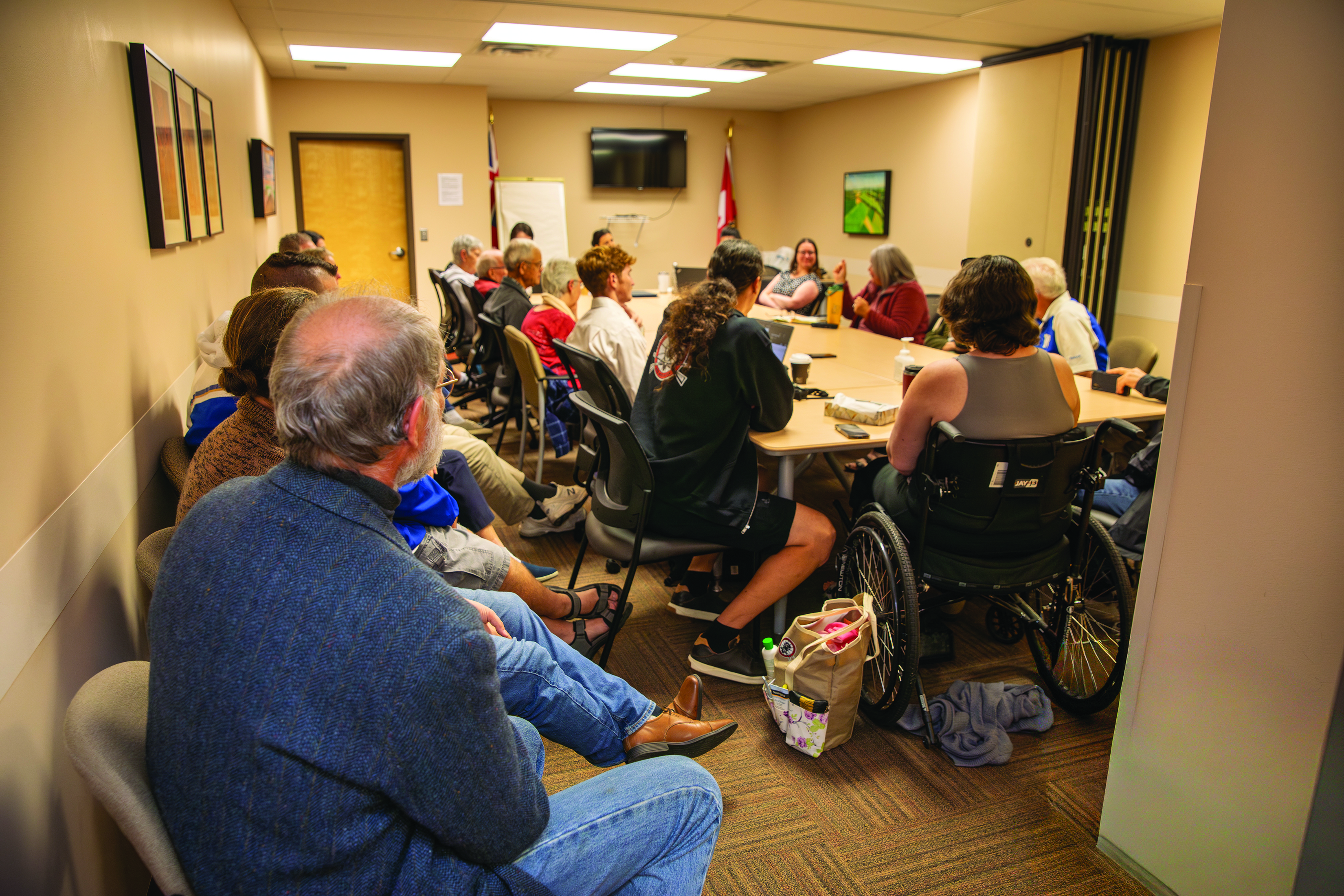 Une vingtaine de participants étaient présents à la consultation au Centre des services bilingues à Sainte-Anne. (Photo: Marta Guerrero)