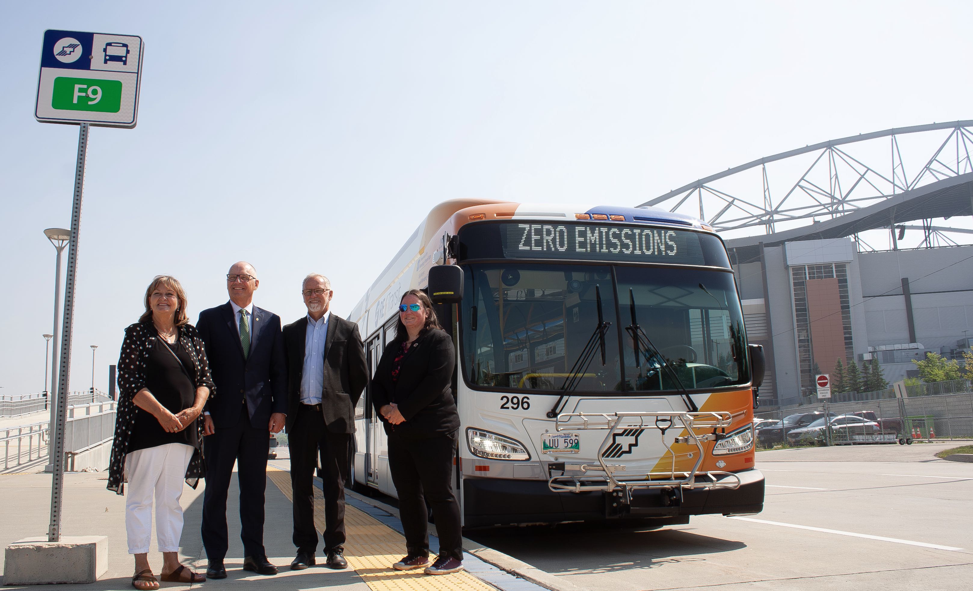 De gauche à droite: Janice Lukes, conseillère municipale; Scott Gillingham, maire de la Ville; Greg Ewankiw, directeur du système de transport; et Erin Cooke, responsable du programme Transition vers des autobus à zéro émission.