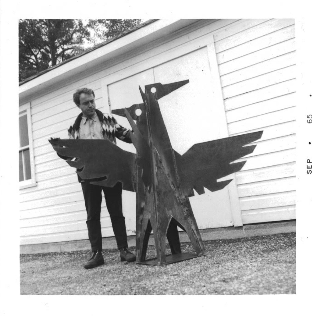 En 1965, Réal Bérard et sa sculpture en hommage à Alfred Hole et à son
sanctuaire des outardes, situé à Rennie, juste avant qu’elle ne soit montée
sur le piedestal qu’il avait conçu. (Photo: Gracieuseté de Réal Bérard)