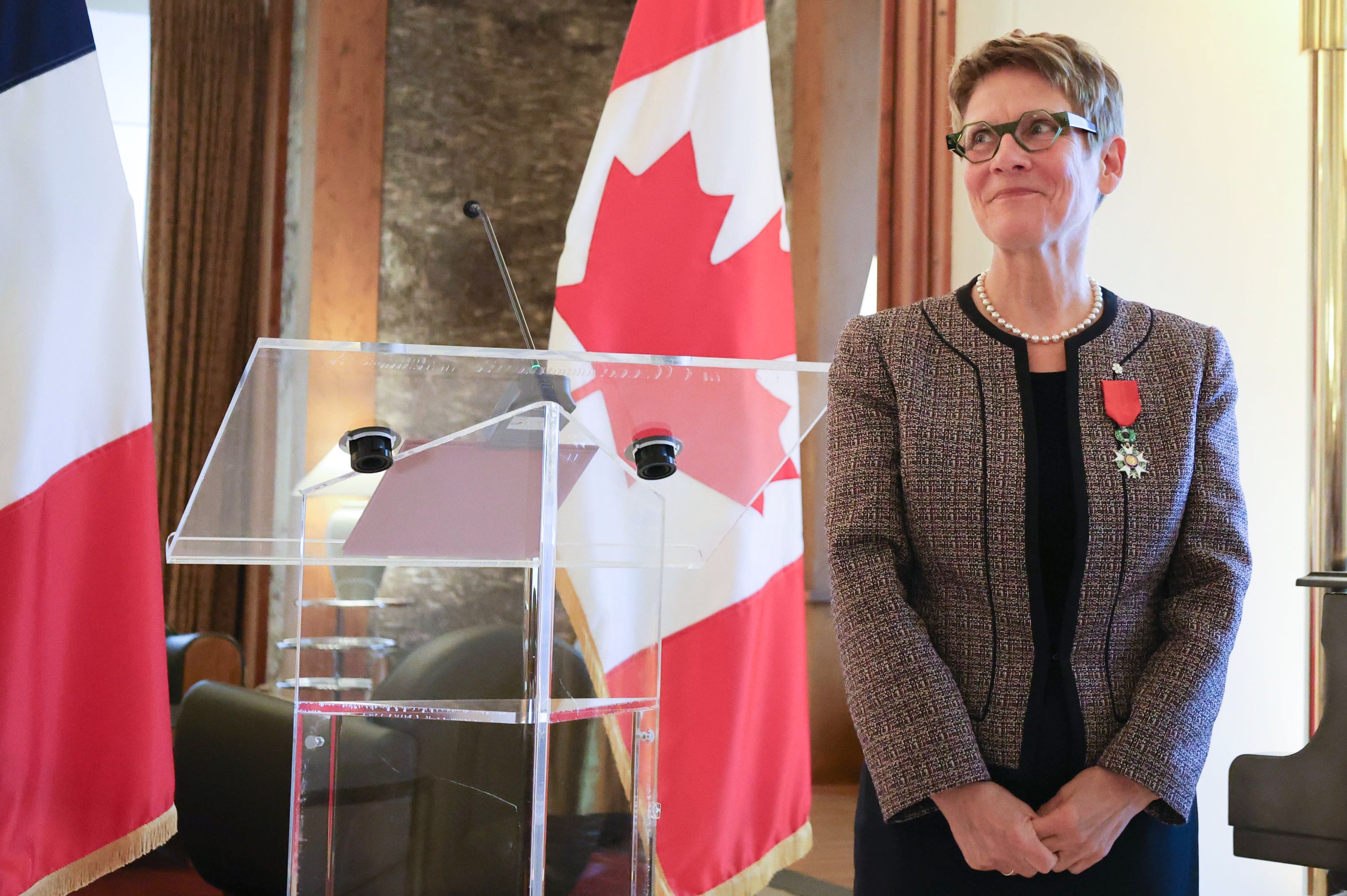 Raymonde Gagné, Présidente du Sénat du Canada, avec son insigne de la Légion d'honneur.