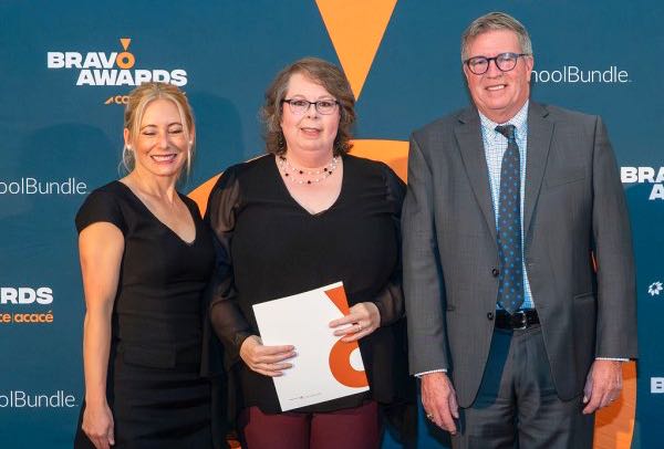 (De gauche à droite) Pascale Cyr, directrice relations publiques du Conseil scolaire francophone de la Colombie-Britannique, Joanne McAvoy, cheffe des communications de la DSFM, et Jacques Major, commanditaire principal des Prix Bravo.