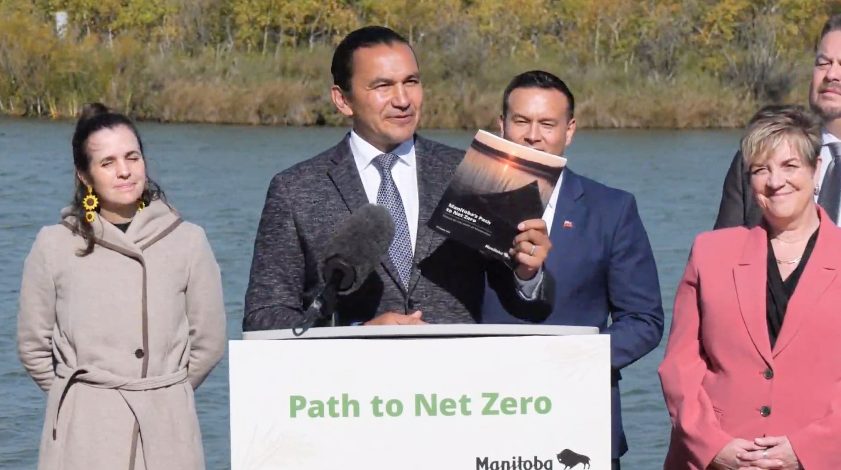 Wab Kinew, avec des membres du gouvernement provincial et des experts environnementaux, a présenté le document qui doit guider le Manitoba vers la carboneutralité.