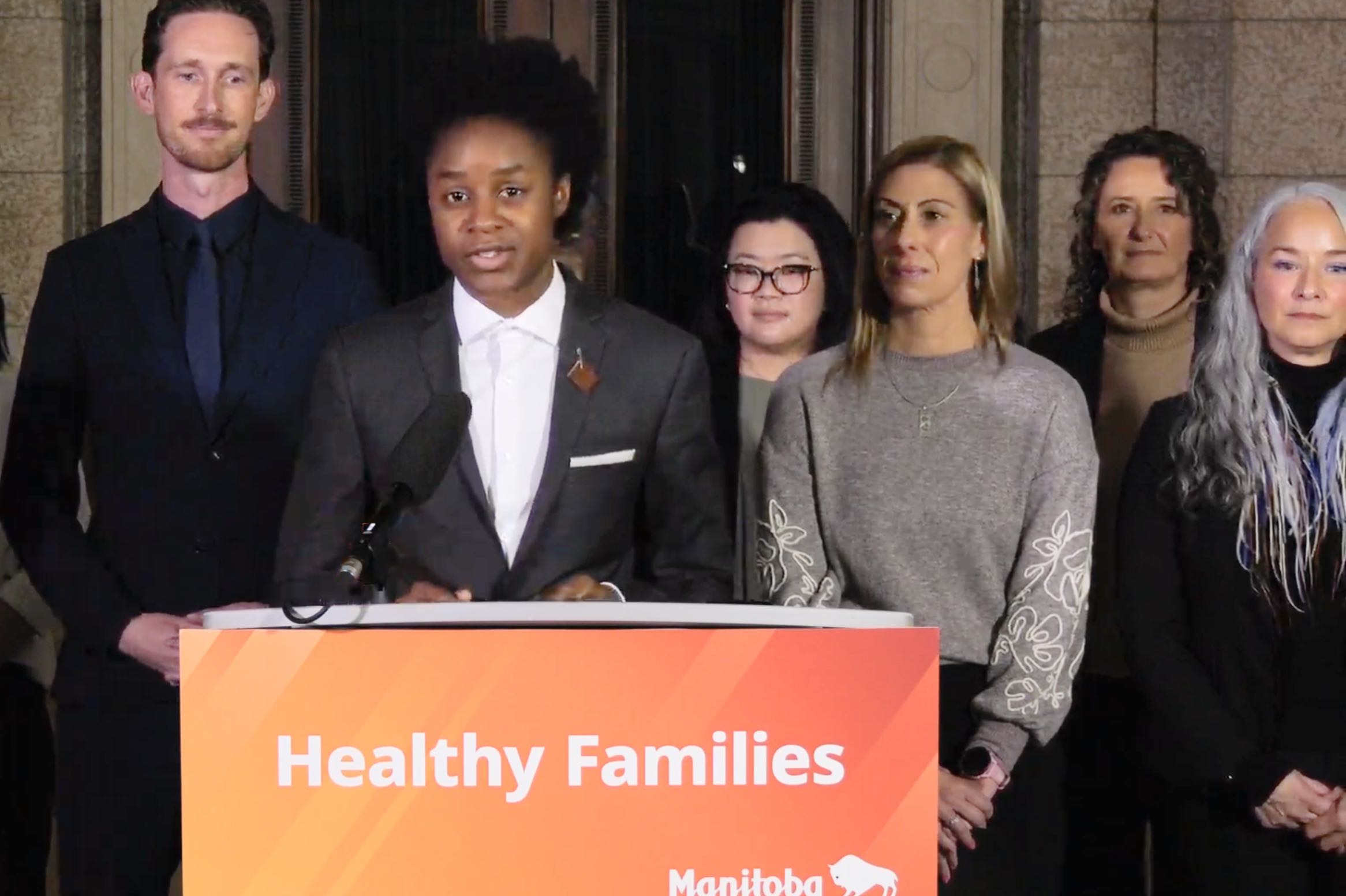 Uzoma Asagwara, ministre de la Santé, des Aînés et des Soins de longue durée, avec d'autres responsables politiques, de la santé et de l'enfance.