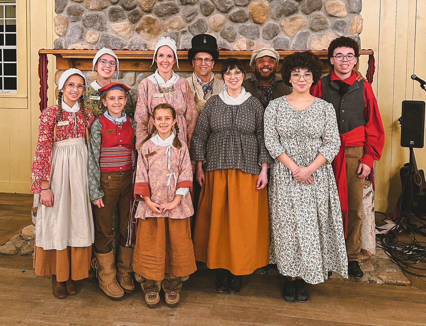 À gauche, les cinq membres de la famille Hutlet qui ont représenté le festival ces dernières années. Ils laissent leur place aux nouveaux Voyageurs officiels : les Brown. Ryan, Brigitte, Malik et Maelle Brown ont hâte d'y être.