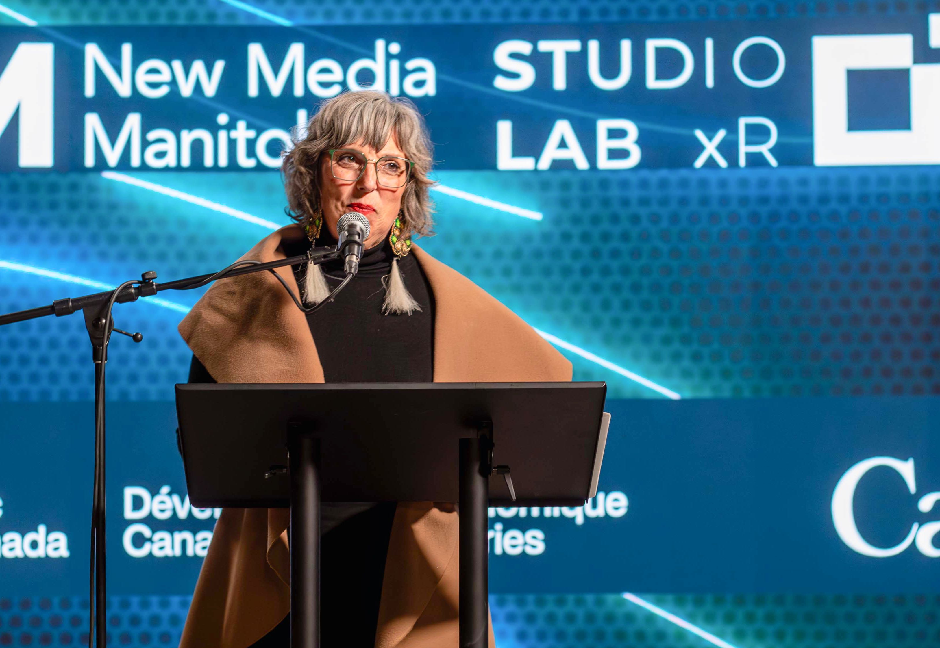 C'est Ginette Lavack, secrétaire parlementaire de la ministre des Services aux Autochtones et députée de Saint-Boniface - Saint-Vital, au nom de Eleanor Olszewski, ministre de la Gestion des urgences et de la Résilience des communautés et ministre responsable de Développement économique Canada pour les Prairies, qui a fait cette annonce.