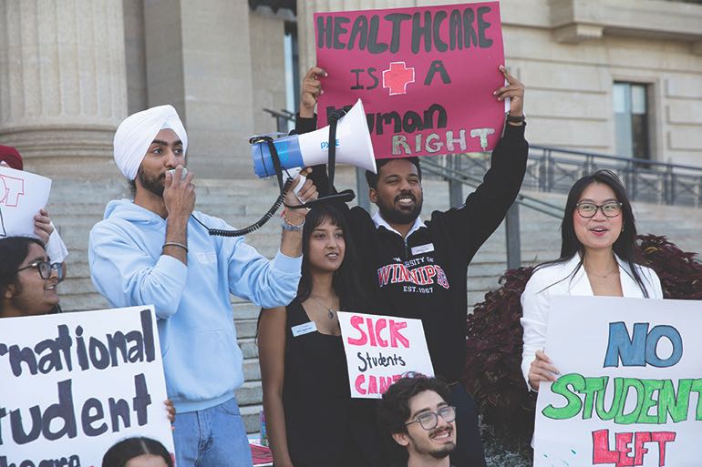 Prabhnoor Singh, le président du syndicat étudiant de l’Université du Manitoba, et d'autres étudiants ont souhaité se faire entendre pour le retour des parlementaires à l'Assemblée du Manitoba.