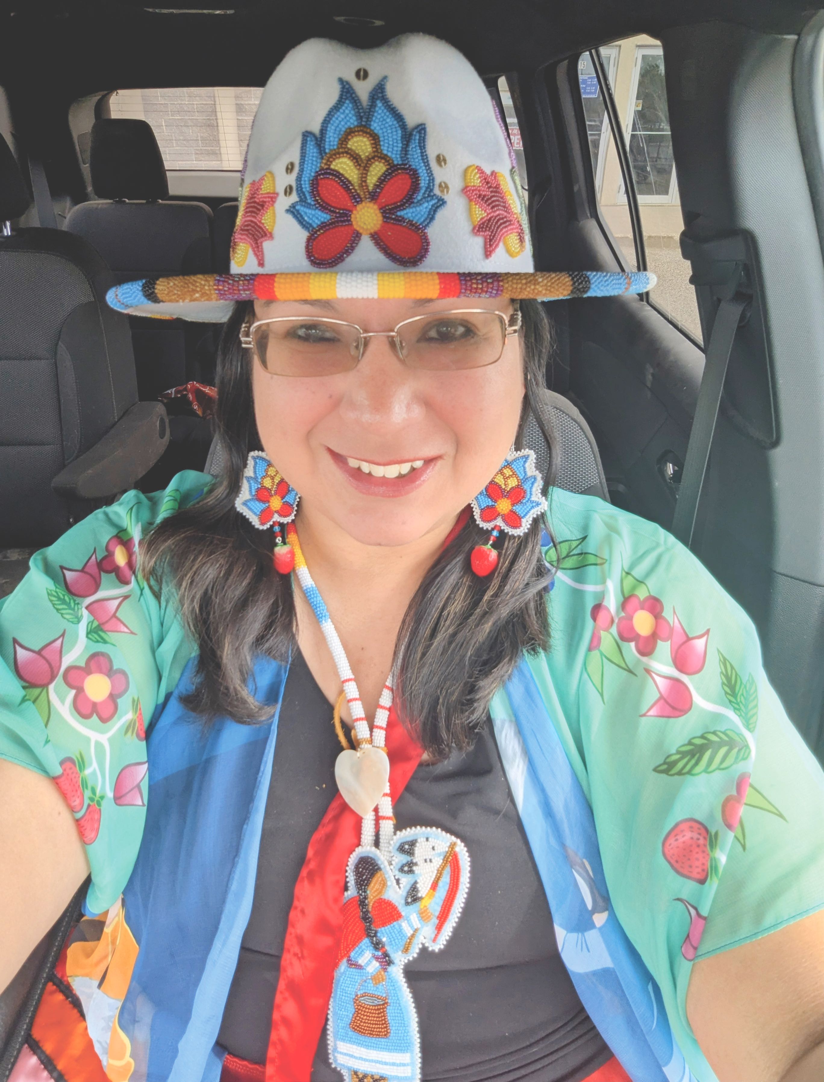 Shianne McKay, originaire de Minegoziibe Anishinaabe, Première Nation de Pine Creek, travaille depuis 2009 avec le CIER dont elle est la nouvelle co-directrice.
